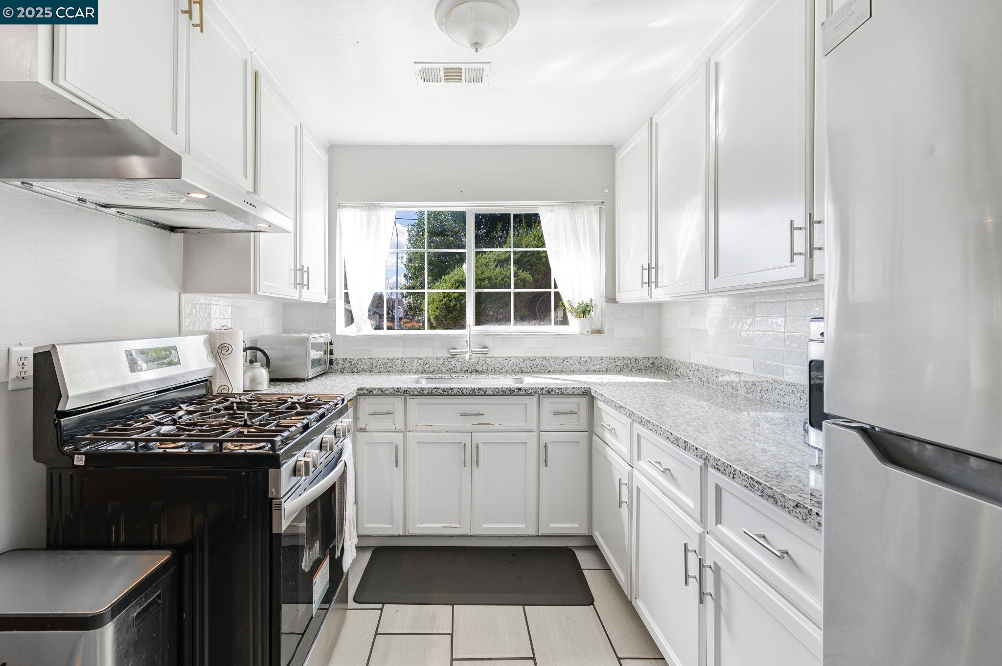 Detail Gallery Image 8 of 23 For 1220 S Sutter St, Stockton,  CA 95206 - 3 Beds | 1 Baths