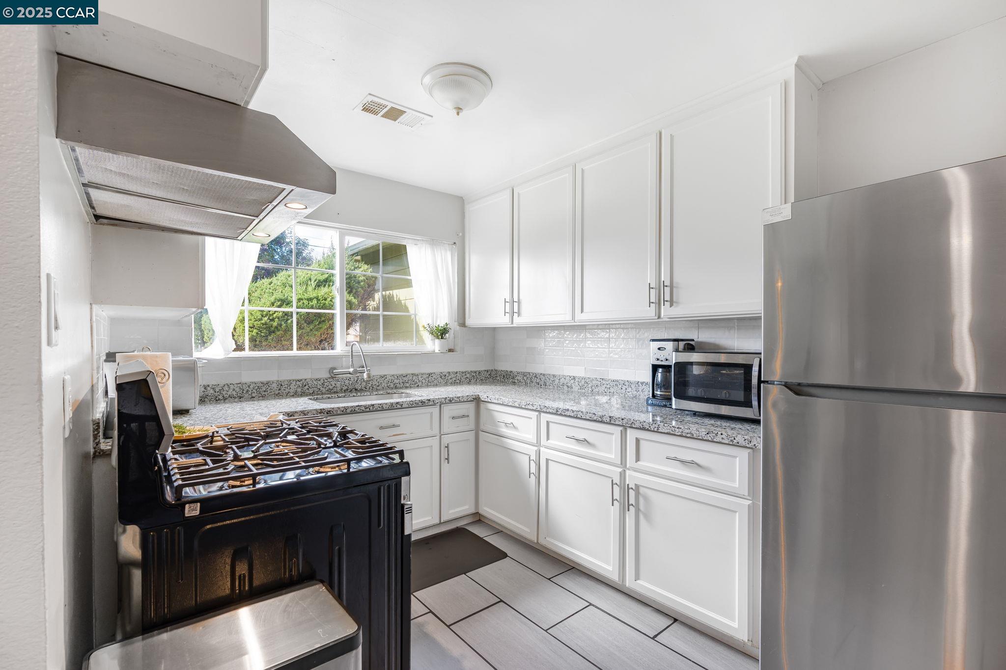 Detail Gallery Image 9 of 23 For 1220 S Sutter St, Stockton,  CA 95206 - 3 Beds | 1 Baths