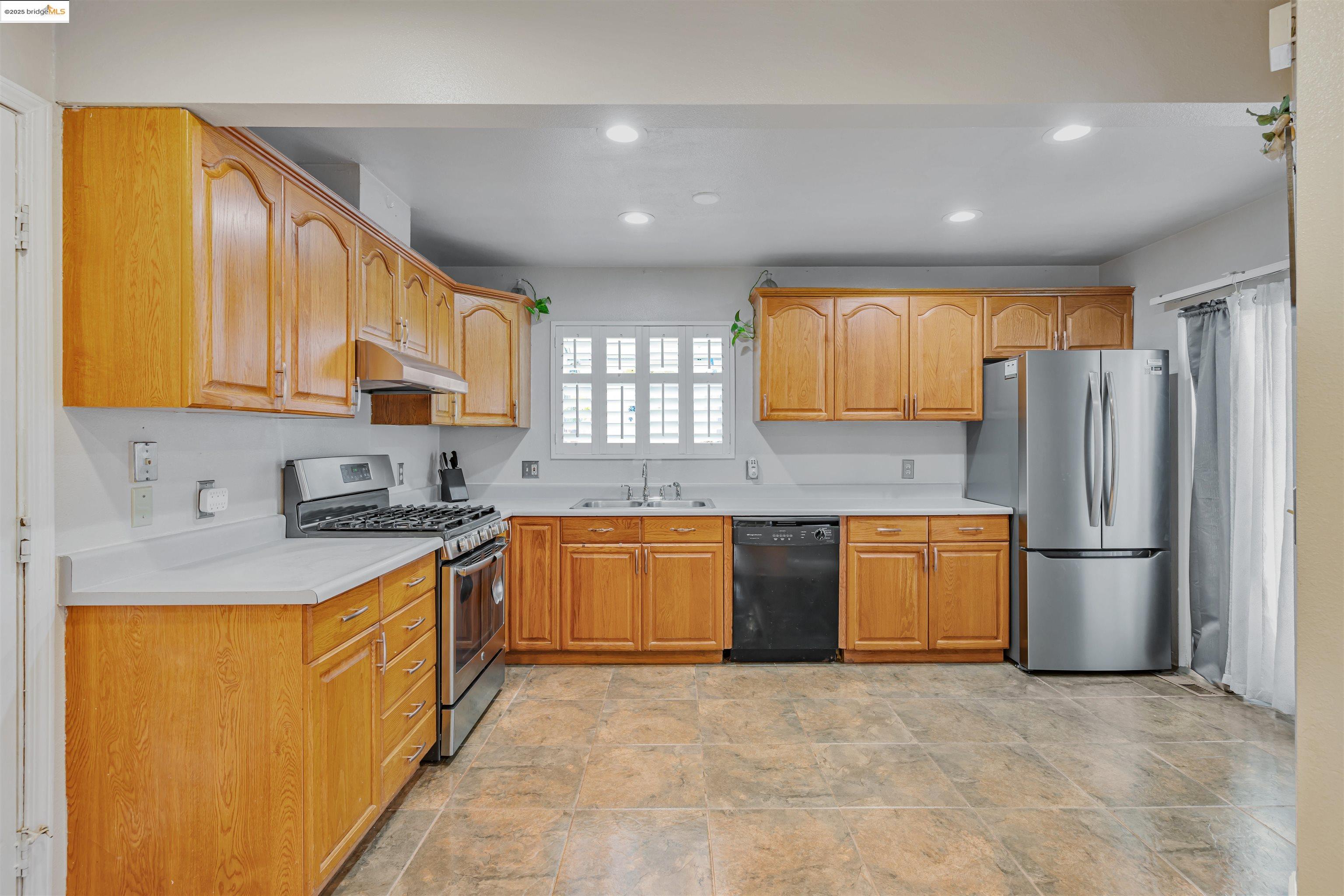 Detail Gallery Image 6 of 15 For 343 Carolina St, Vallejo,  CA 94590 - 3 Beds | 2/1 Baths