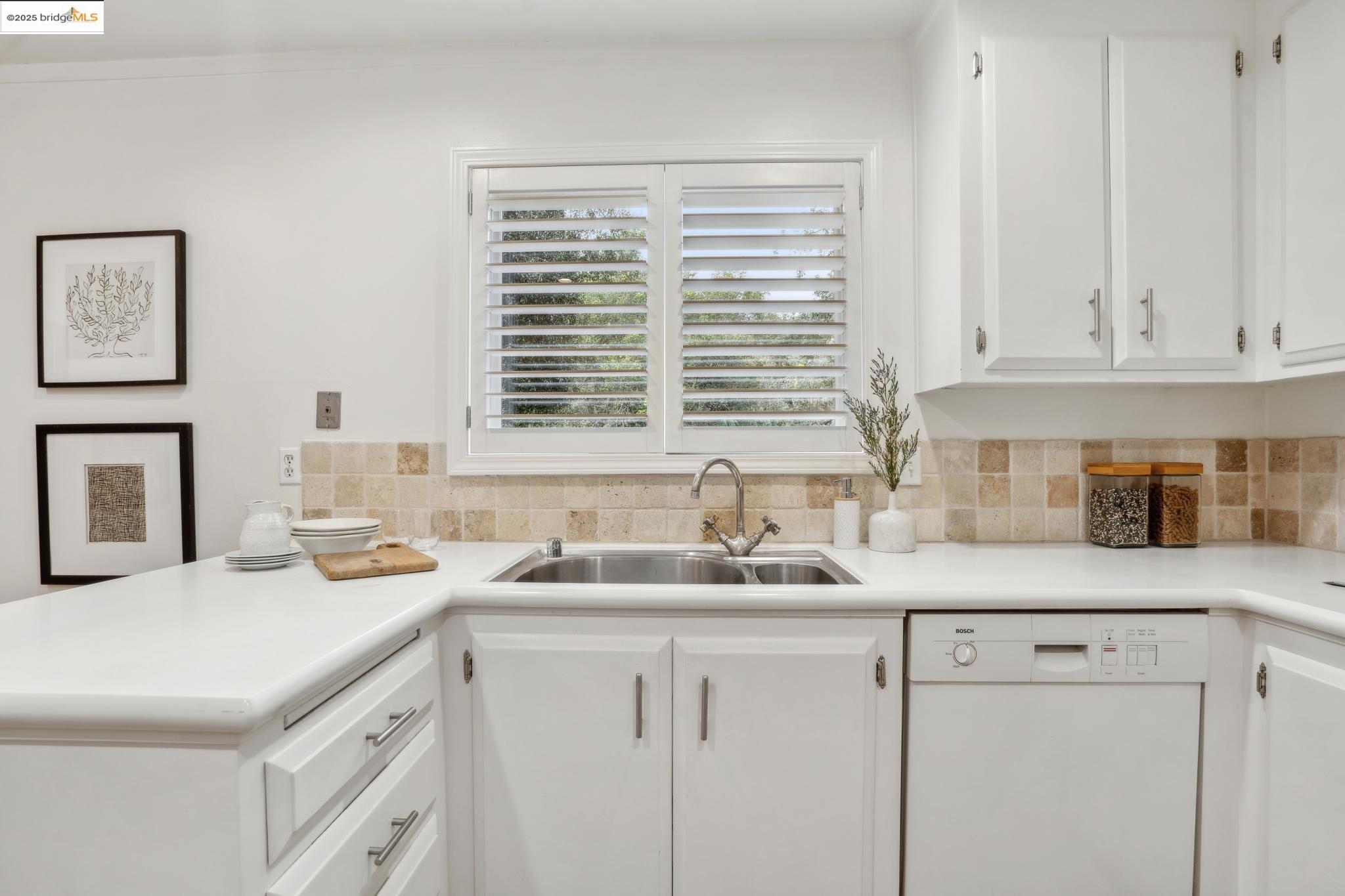 Detail Gallery Image 12 of 34 For 97 Clarewood Lane, Oakland,  CA 94618 - 2 Beds | 2/1 Baths