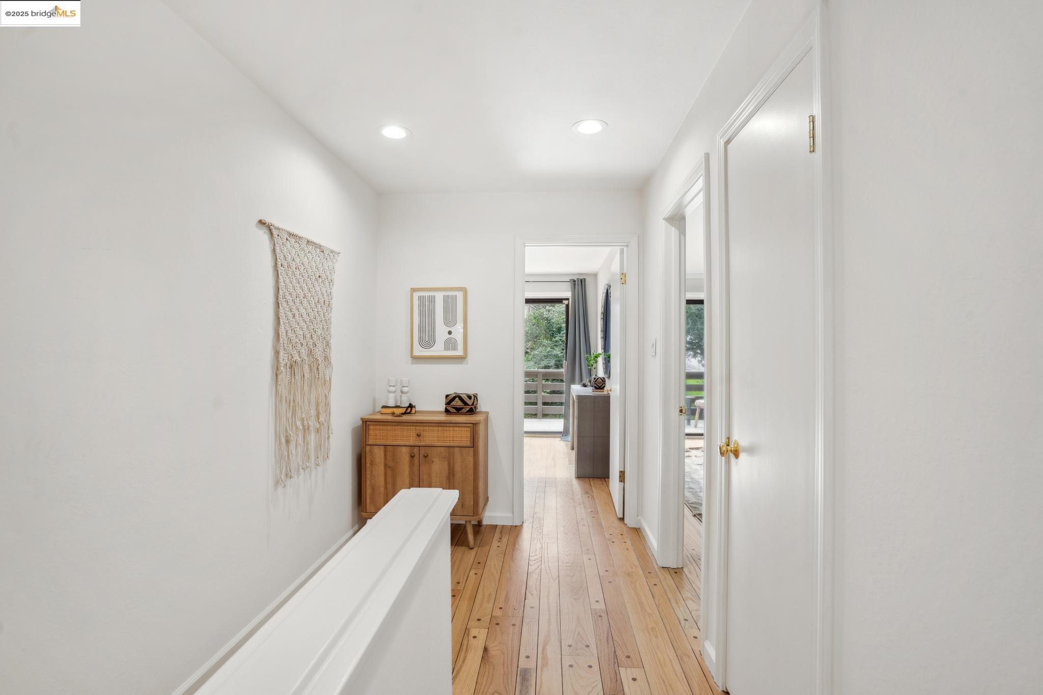 Detail Gallery Image 15 of 34 For 97 Clarewood Lane, Oakland,  CA 94618 - 2 Beds | 2/1 Baths