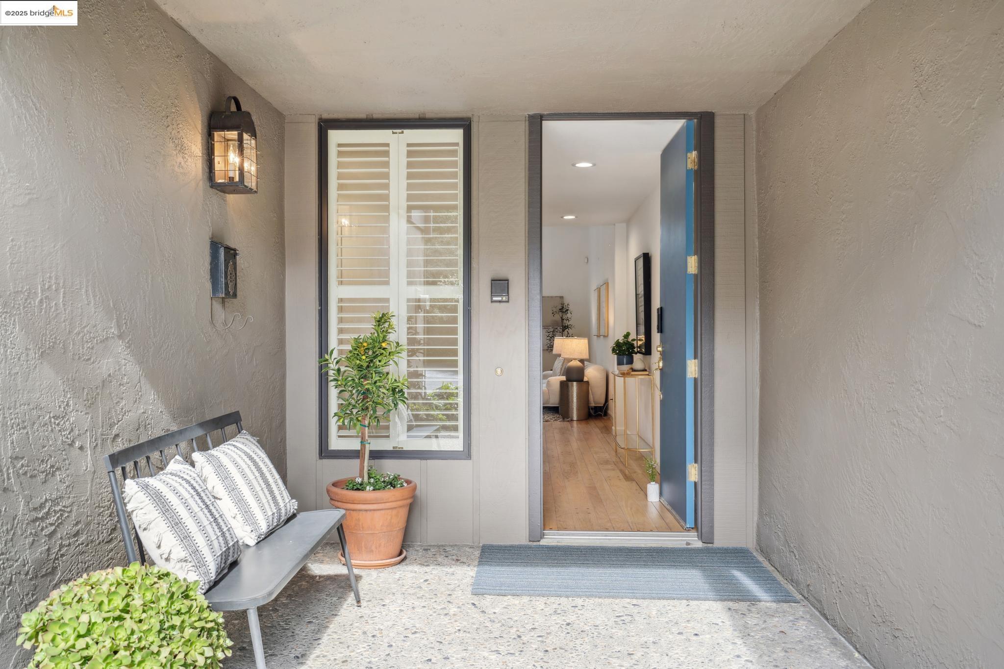 Detail Gallery Image 3 of 34 For 97 Clarewood Lane, Oakland,  CA 94618 - 2 Beds | 2/1 Baths