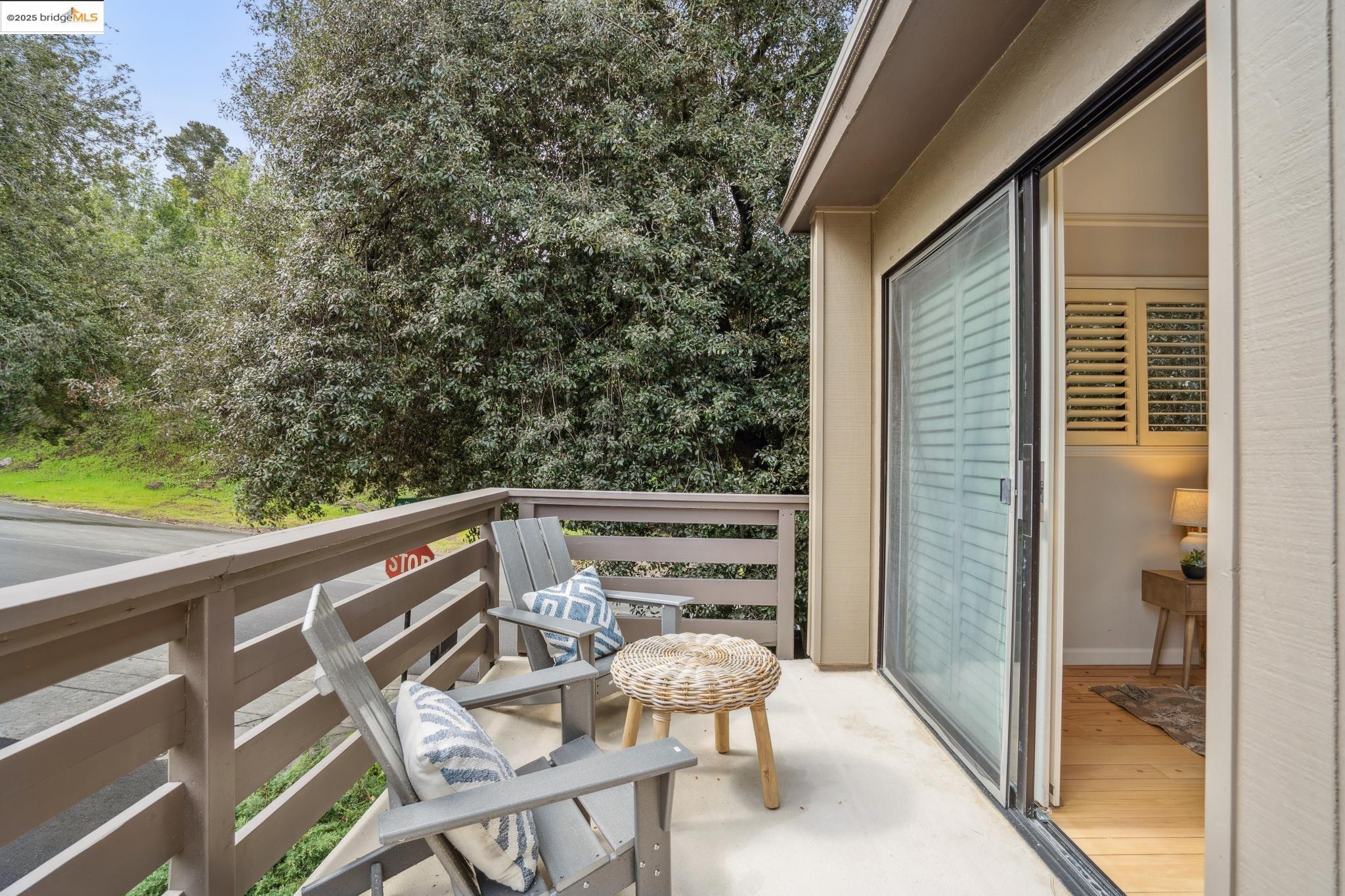 Detail Gallery Image 27 of 34 For 97 Clarewood Lane, Oakland,  CA 94618 - 2 Beds | 2/1 Baths