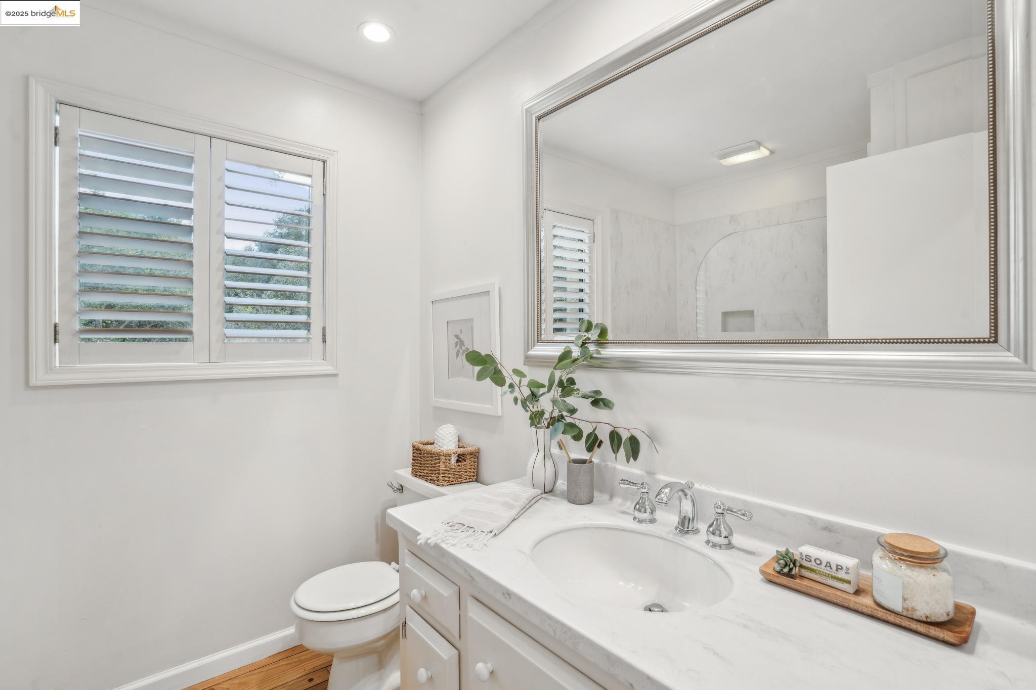 Detail Gallery Image 28 of 34 For 97 Clarewood Lane, Oakland,  CA 94618 - 2 Beds | 2/1 Baths