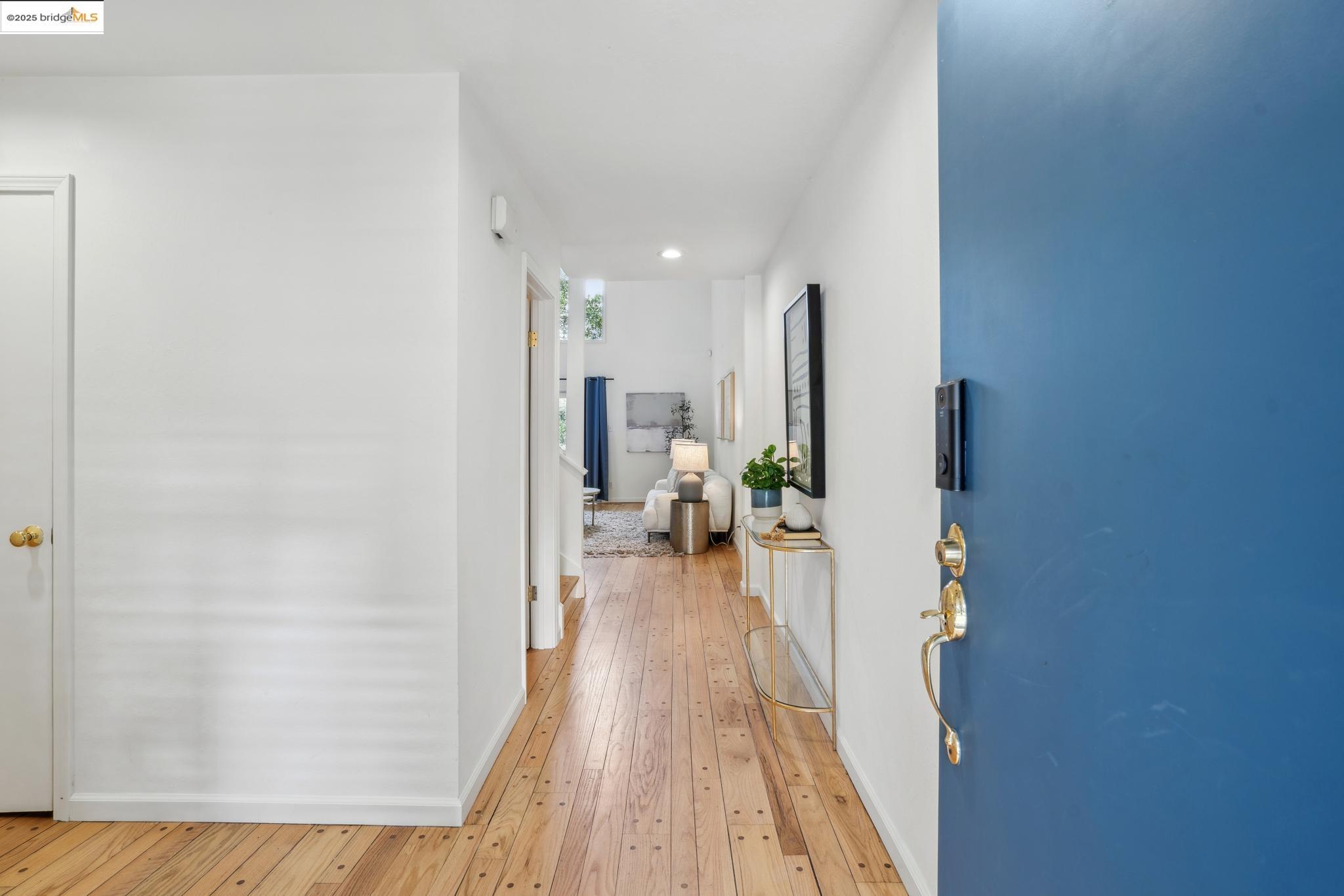 Detail Gallery Image 4 of 34 For 97 Clarewood Lane, Oakland,  CA 94618 - 2 Beds | 2/1 Baths