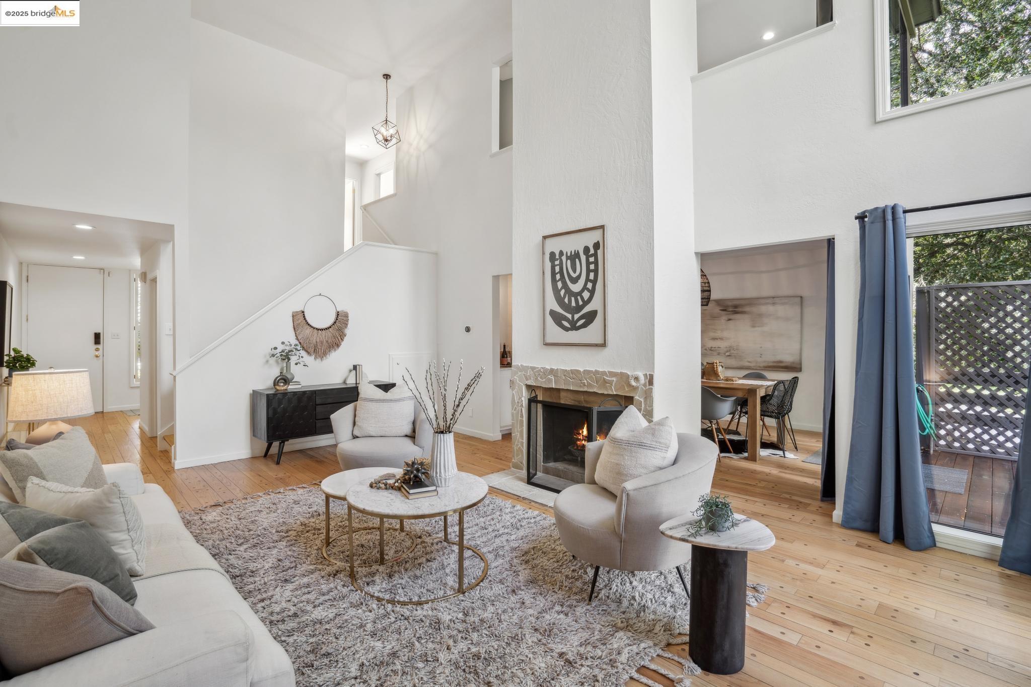 Detail Gallery Image 5 of 34 For 97 Clarewood Lane, Oakland,  CA 94618 - 2 Beds | 2/1 Baths