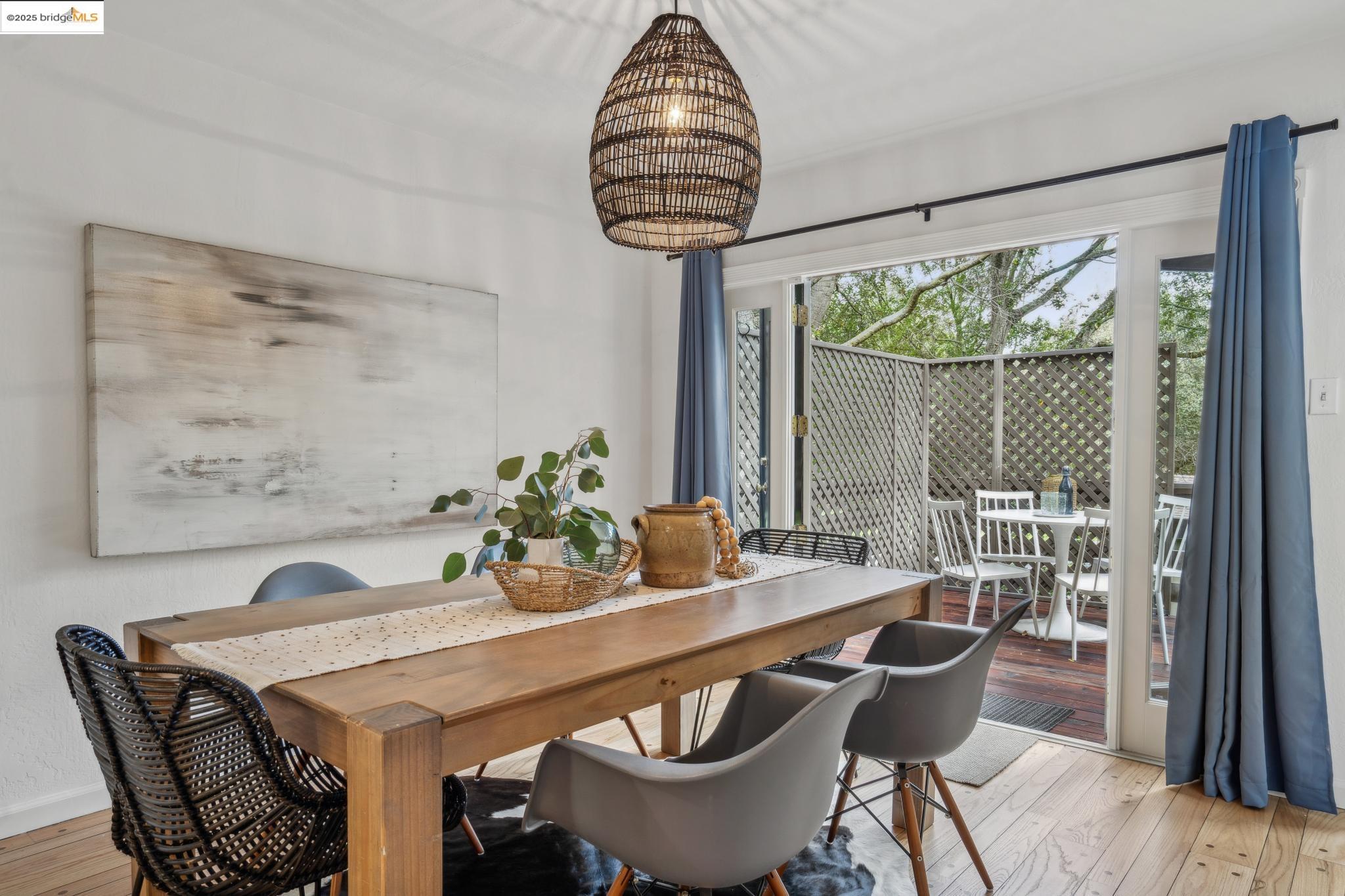 Detail Gallery Image 8 of 34 For 97 Clarewood Lane, Oakland,  CA 94618 - 2 Beds | 2/1 Baths