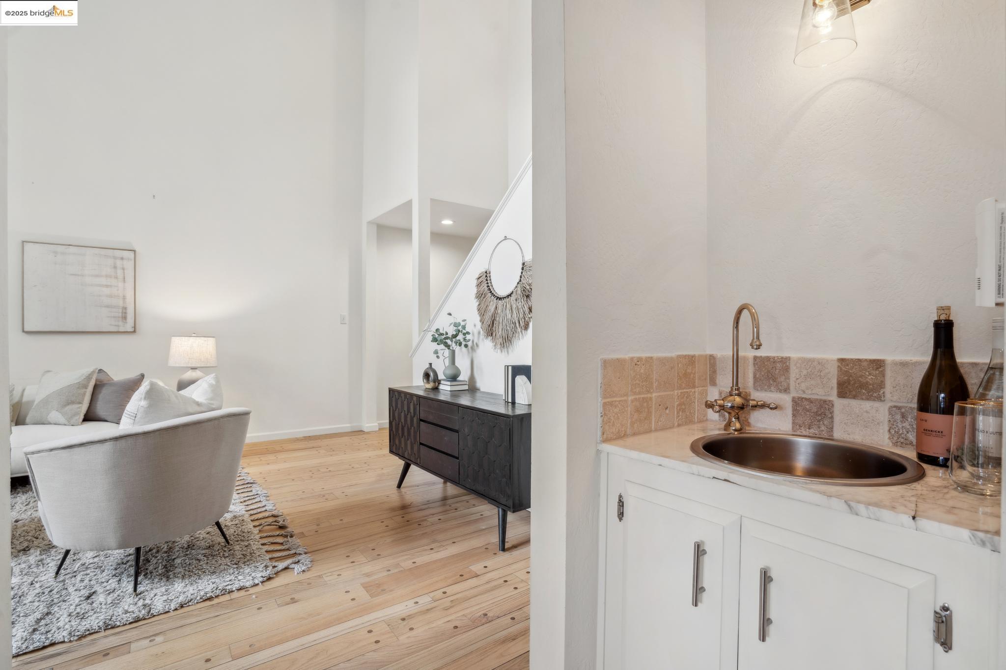 Detail Gallery Image 10 of 34 For 97 Clarewood Lane, Oakland,  CA 94618 - 2 Beds | 2/1 Baths