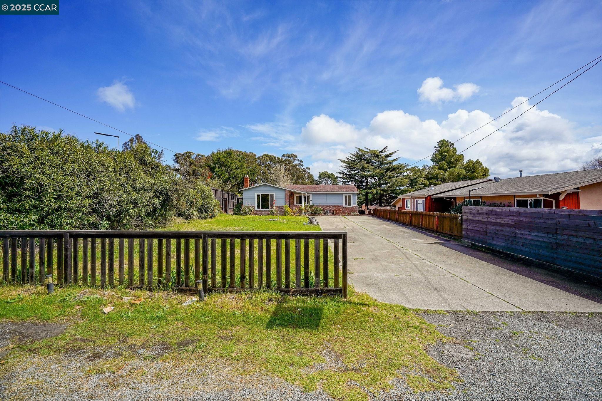 Detail Gallery Image 2 of 23 For 742 La Paloma Rd, El Sobrante,  CA 94803 - 2 Beds | 1 Baths