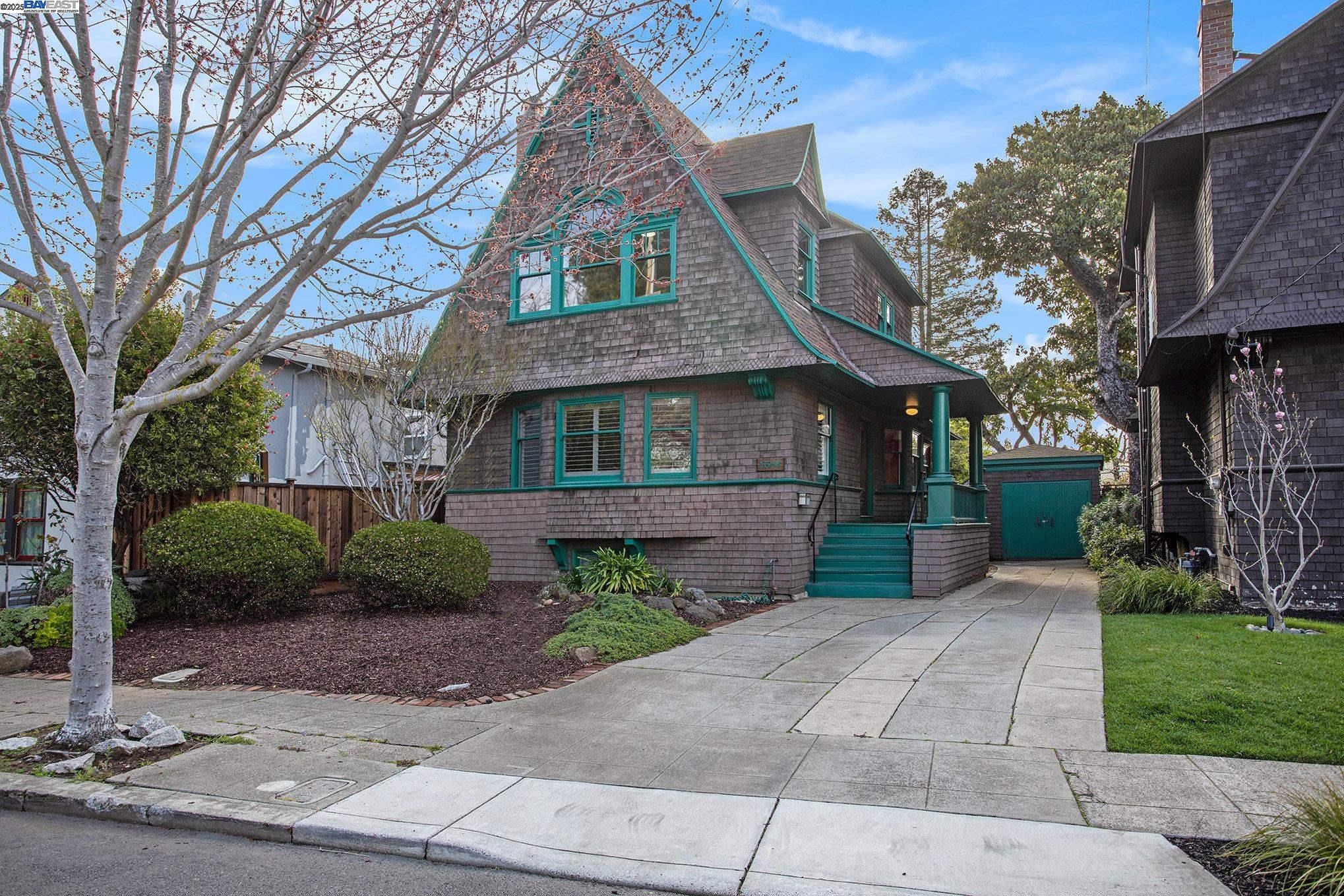 Detail Gallery Image 1 of 1 For 1372 Versailles, Alameda,  CA 94501 - 4 Beds | 1/1 Baths