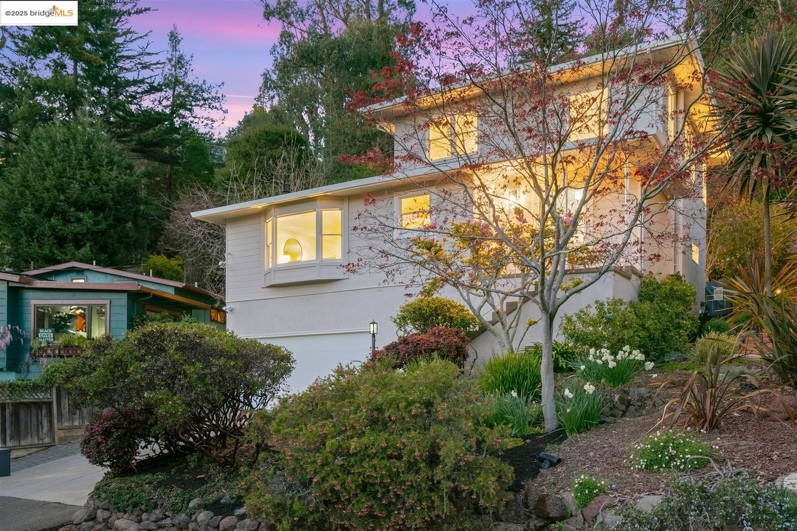 Detail Gallery Image 1 of 1 For 6939 Saroni Dr, Oakland,  CA 94611 - 5 Beds | 3 Baths