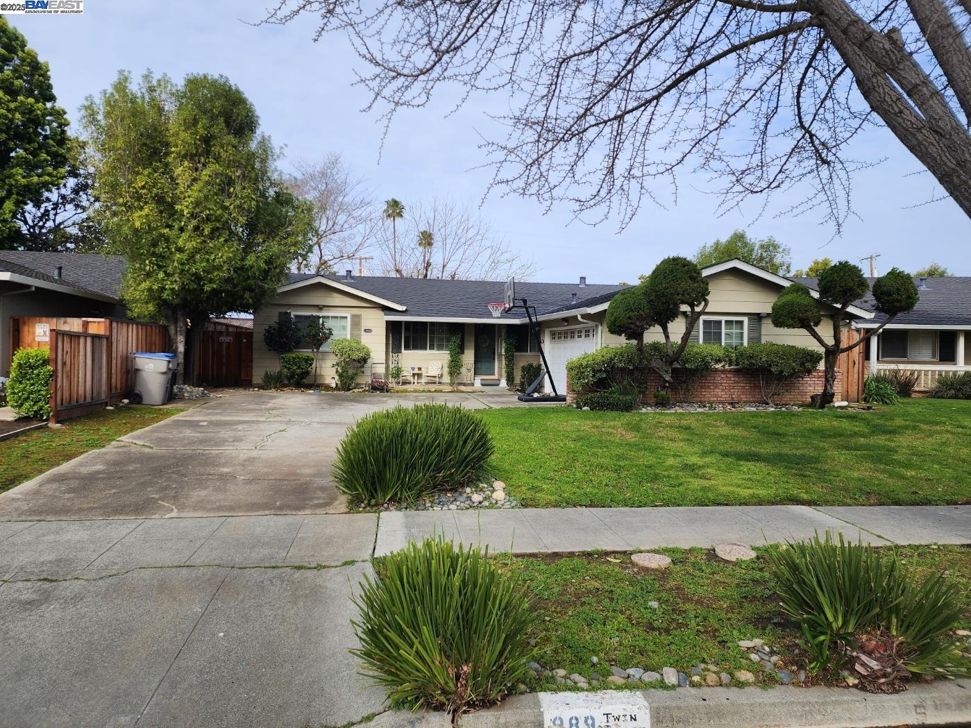 Detail Gallery Image 1 of 31 For 989 Twin Brook Dr, San Jose,  CA 95126 - 4 Beds | 2/1 Baths