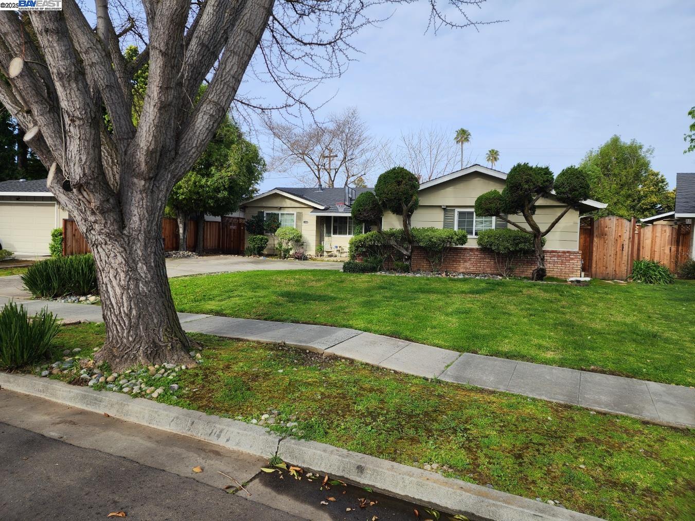 Detail Gallery Image 2 of 31 For 989 Twin Brook Dr, San Jose,  CA 95126 - 4 Beds | 2/1 Baths