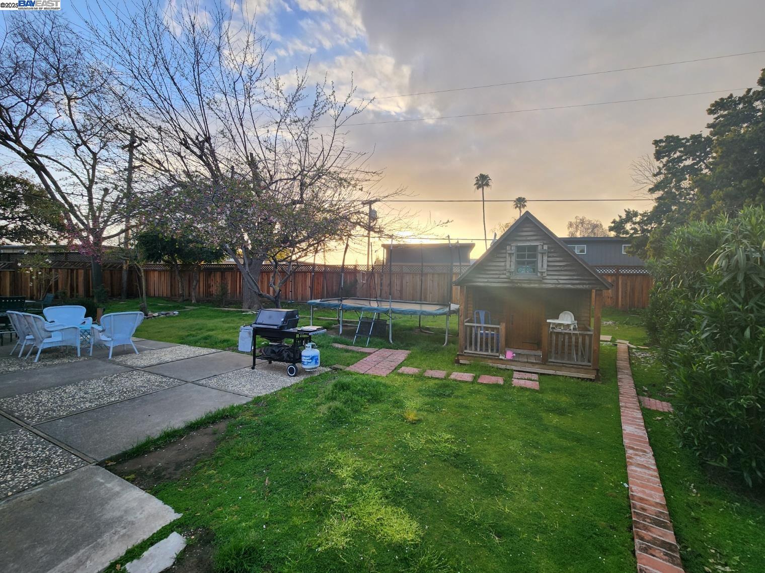 Detail Gallery Image 27 of 31 For 989 Twin Brook Dr, San Jose,  CA 95126 - 4 Beds | 2/1 Baths