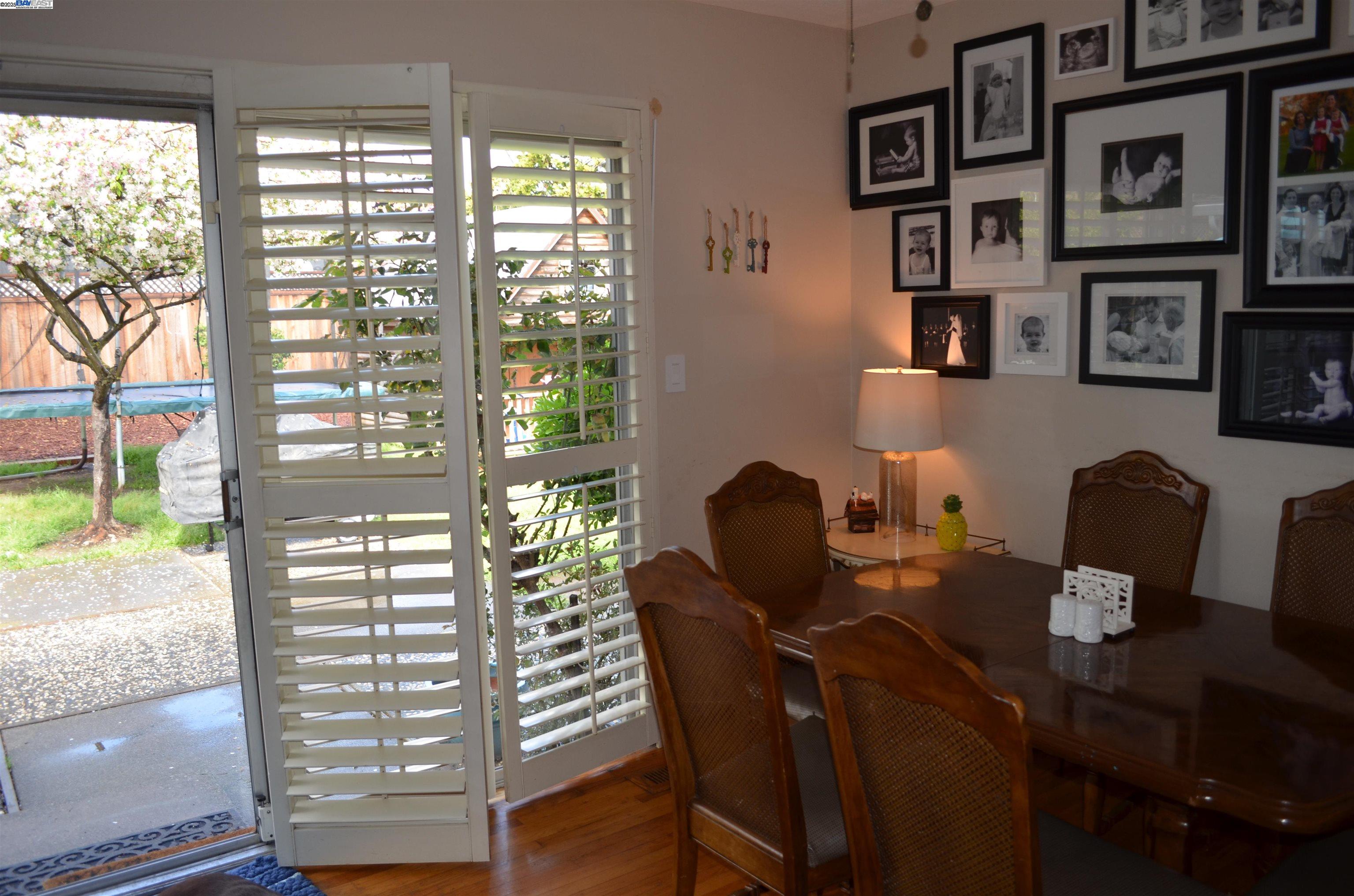 Detail Gallery Image 6 of 31 For 989 Twin Brook Dr, San Jose,  CA 95126 - 4 Beds | 2/1 Baths