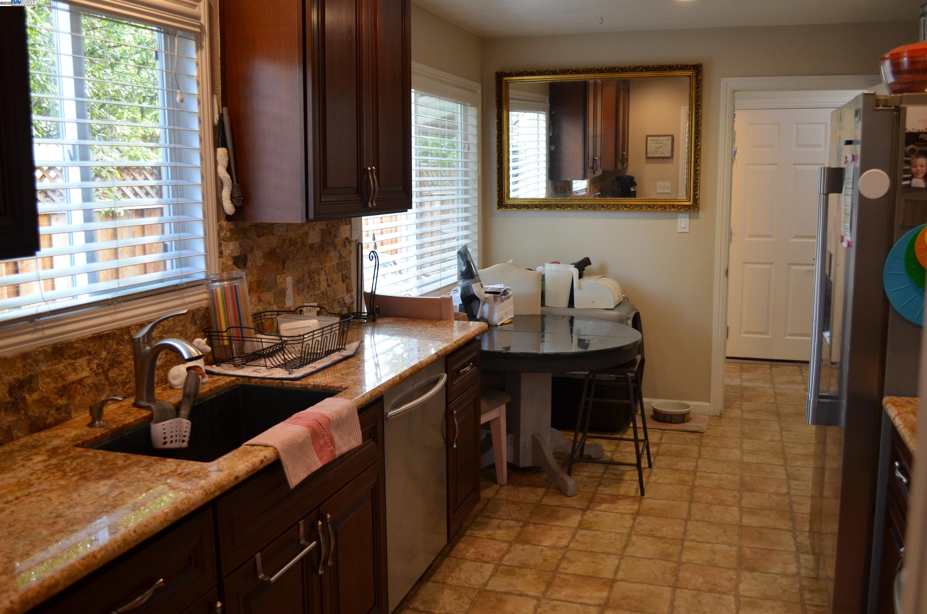 Detail Gallery Image 8 of 31 For 989 Twin Brook Dr, San Jose,  CA 95126 - 4 Beds | 2/1 Baths