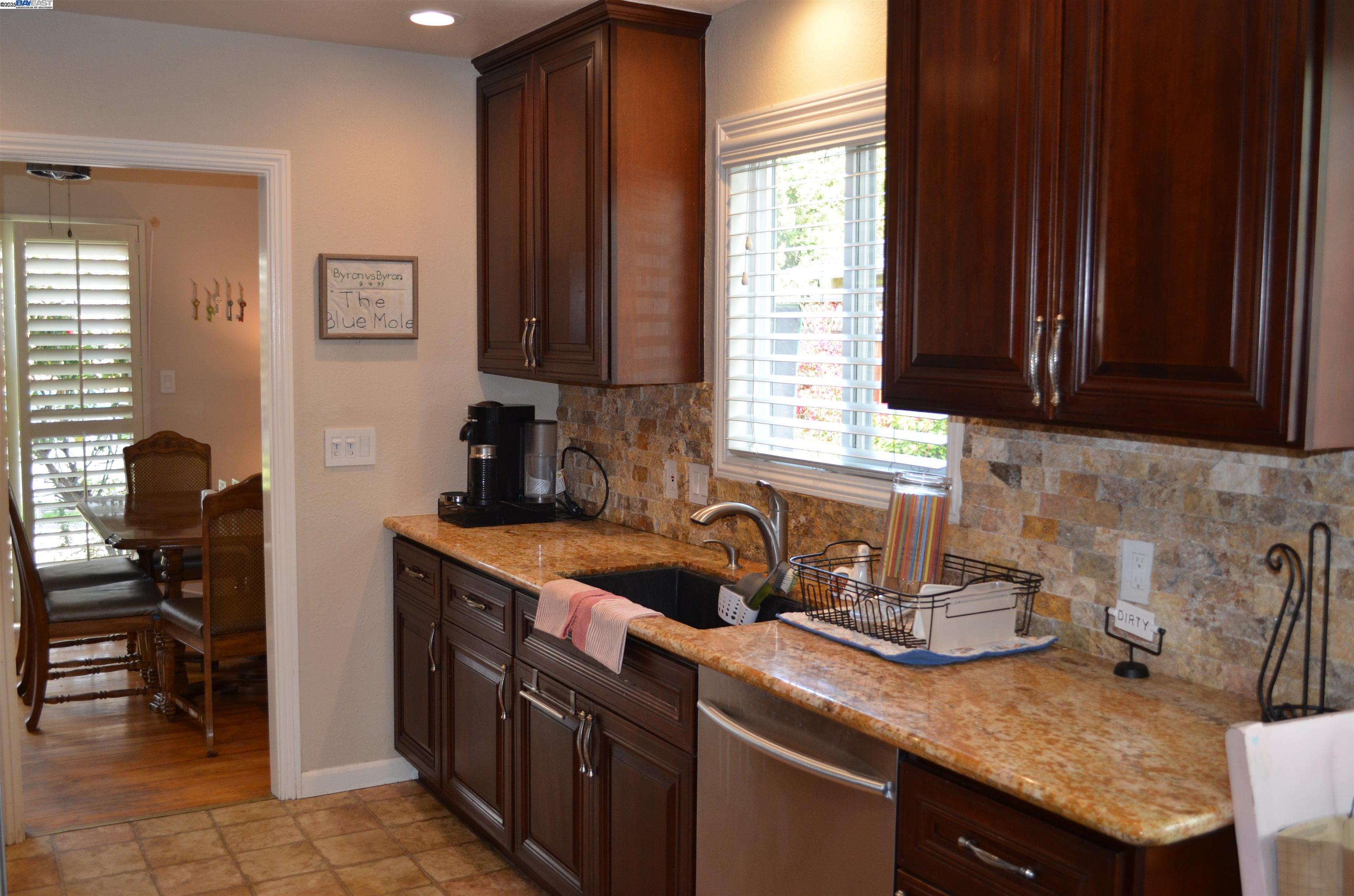 Detail Gallery Image 10 of 31 For 989 Twin Brook Dr, San Jose,  CA 95126 - 4 Beds | 2/1 Baths