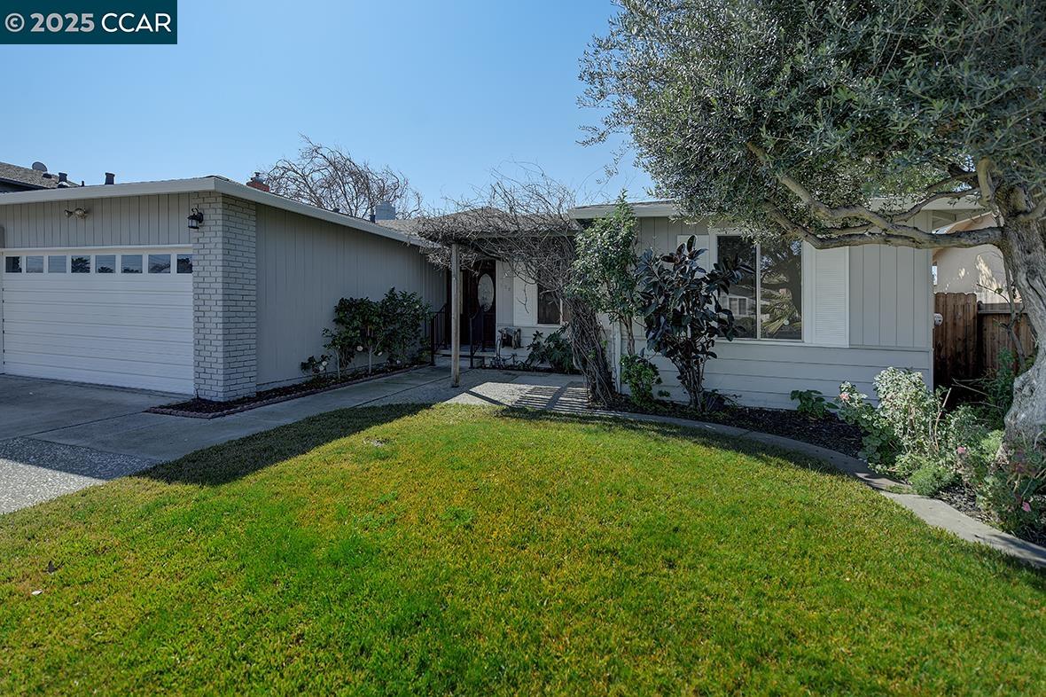 Detail Gallery Image 1 of 1 For 108 E Lake Dr, Antioch,  CA 94509 - 5 Beds | 3 Baths