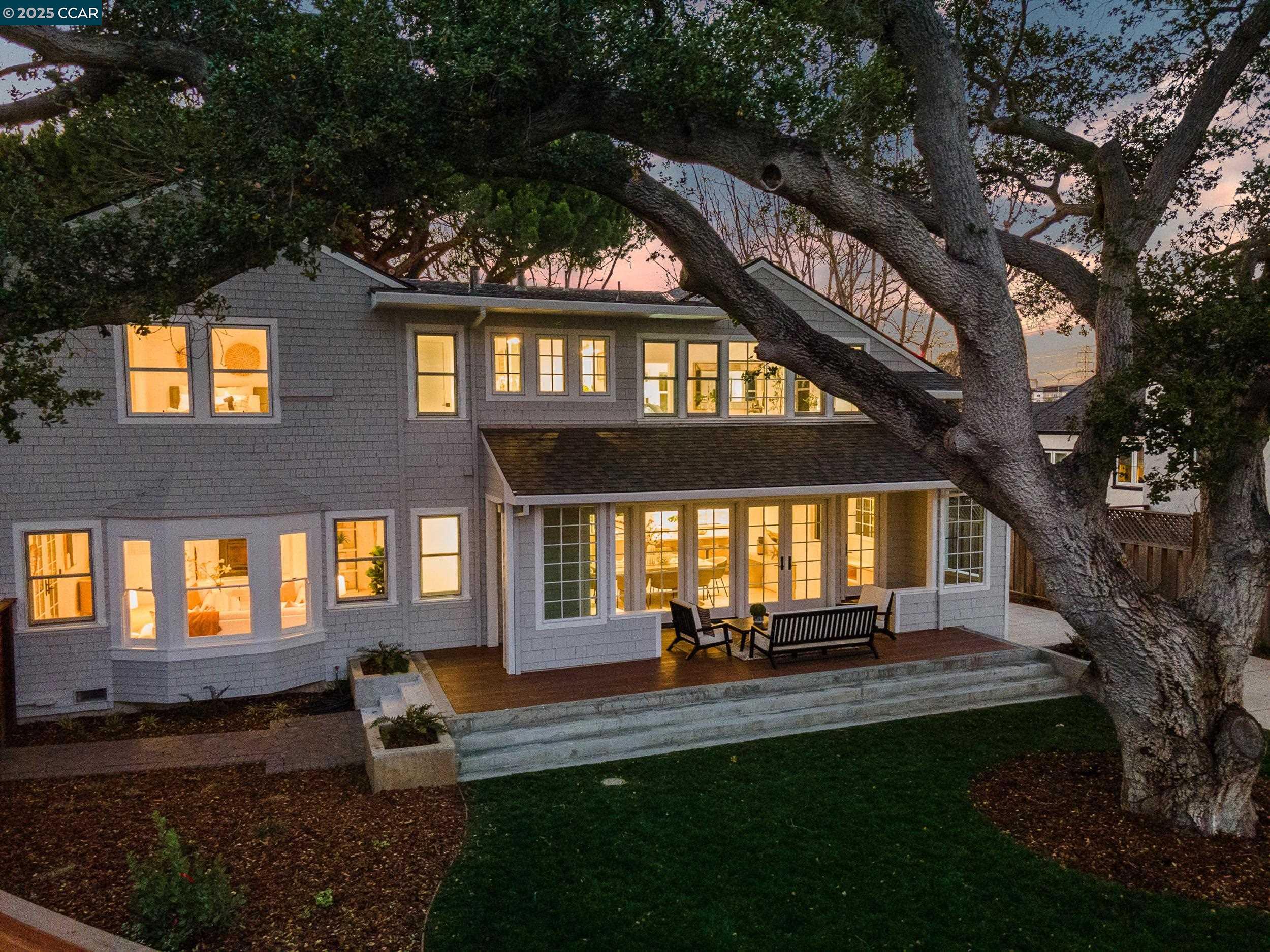 Detail Gallery Image 2 of 40 For 524 Oak Grove Ave., Burlingame,  CA 94010 - 4 Beds | 3/1 Baths