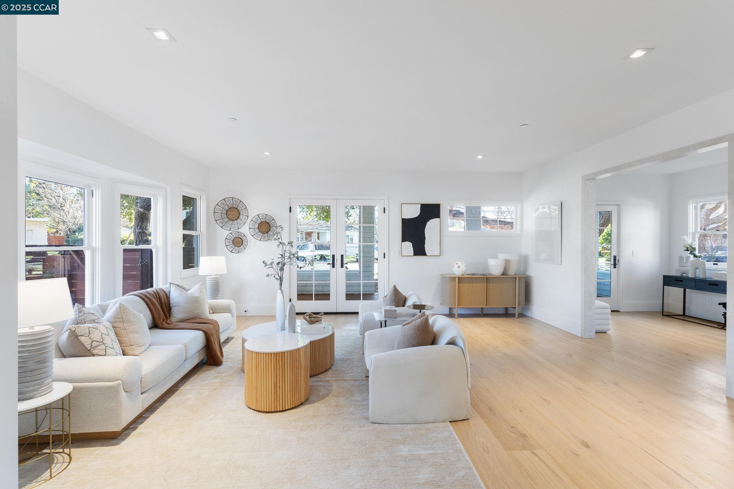 Detail Gallery Image 12 of 40 For 524 Oak Grove Ave., Burlingame,  CA 94010 - 4 Beds | 3/1 Baths