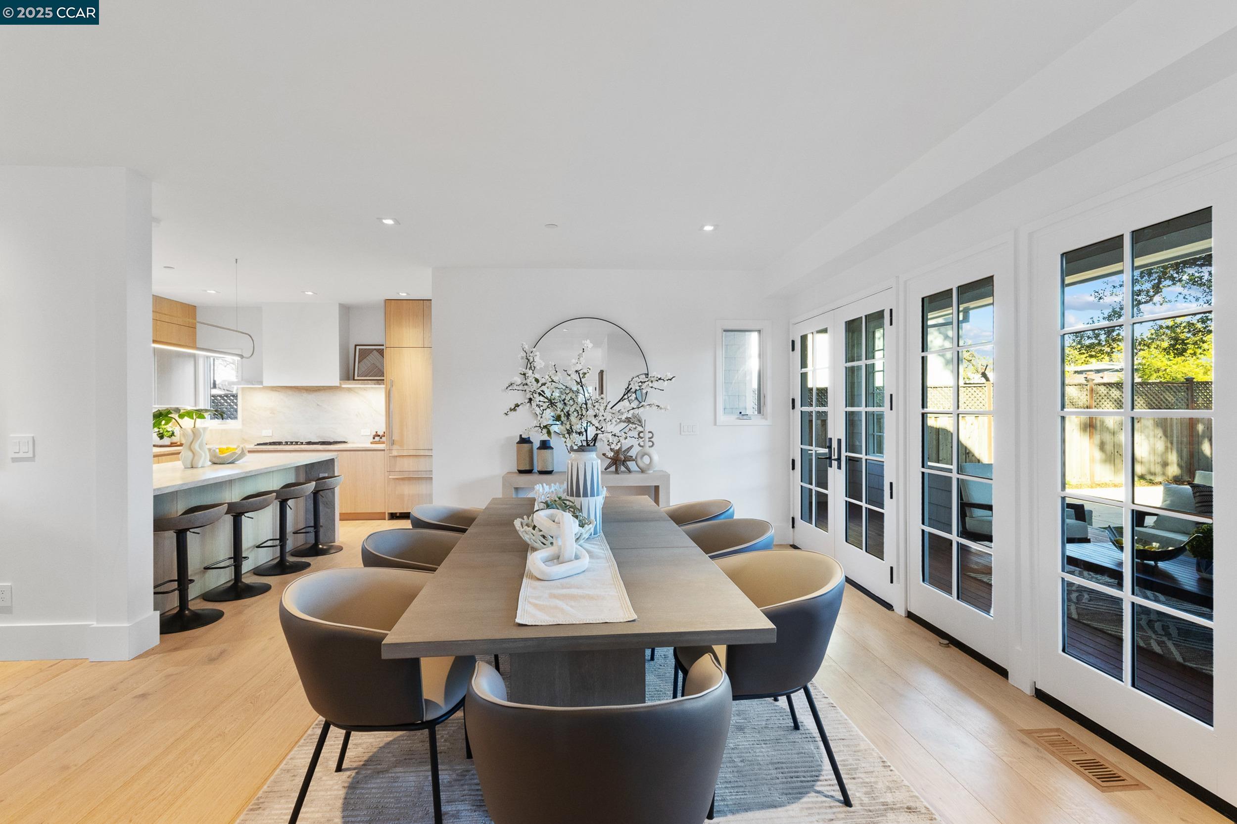 Detail Gallery Image 13 of 40 For 524 Oak Grove Ave., Burlingame,  CA 94010 - 4 Beds | 3/1 Baths