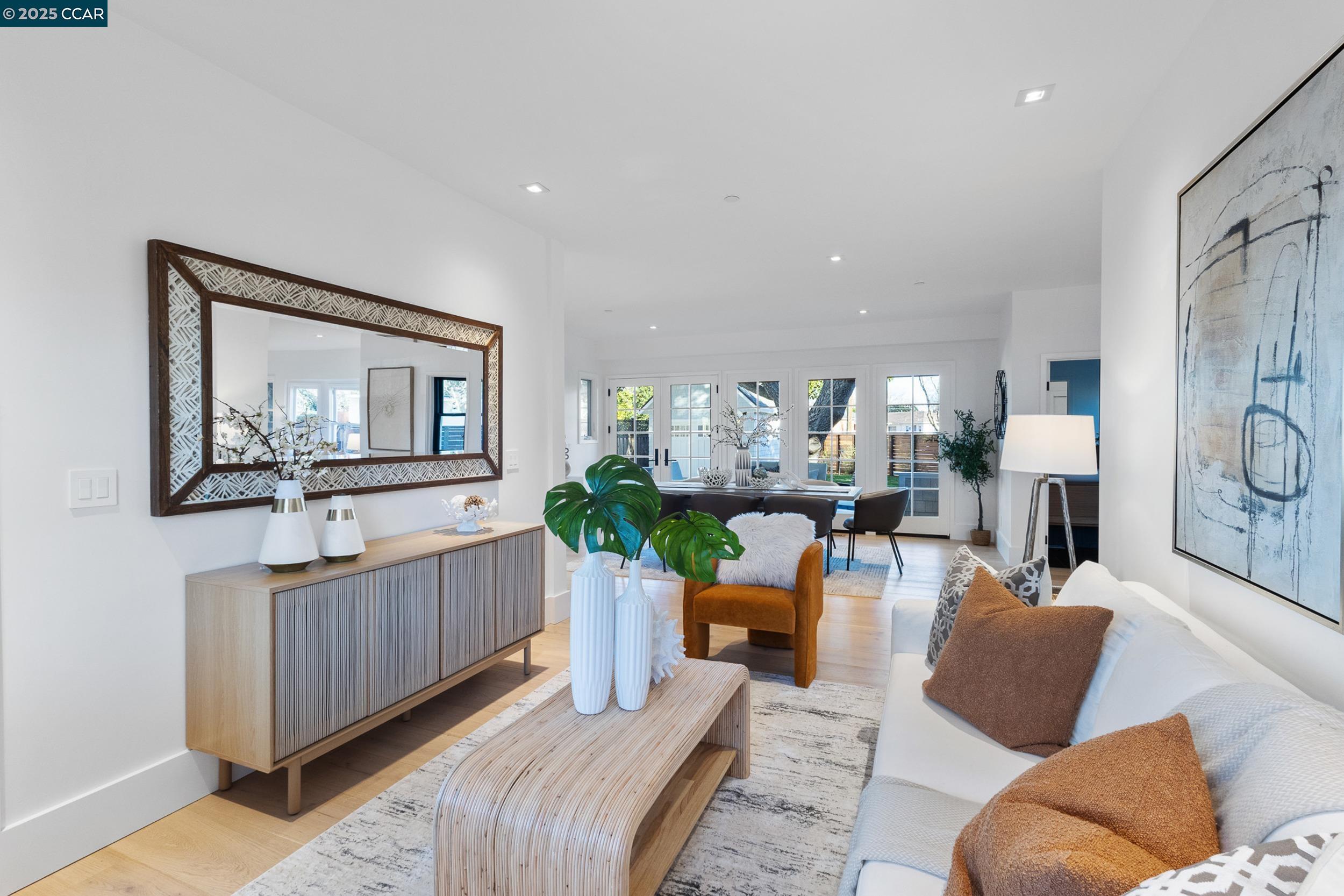 Detail Gallery Image 16 of 40 For 524 Oak Grove Ave., Burlingame,  CA 94010 - 4 Beds | 3/1 Baths
