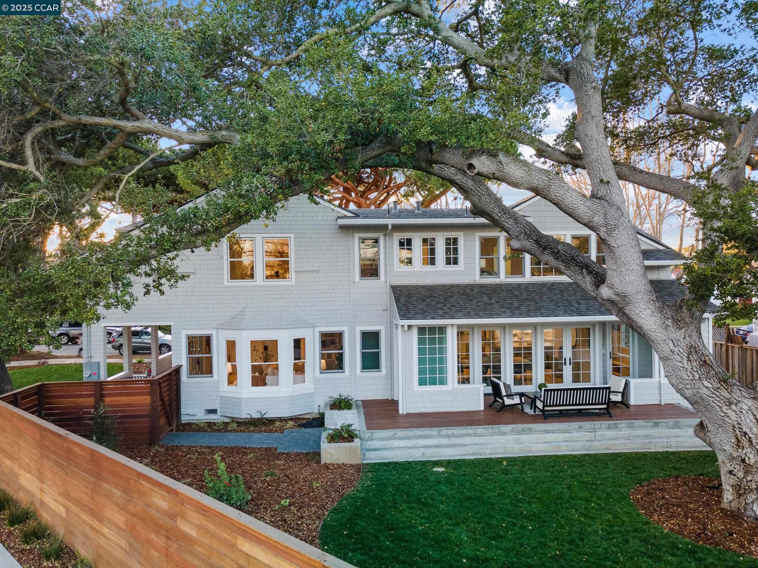 Detail Gallery Image 3 of 40 For 524 Oak Grove Ave., Burlingame,  CA 94010 - 4 Beds | 3/1 Baths