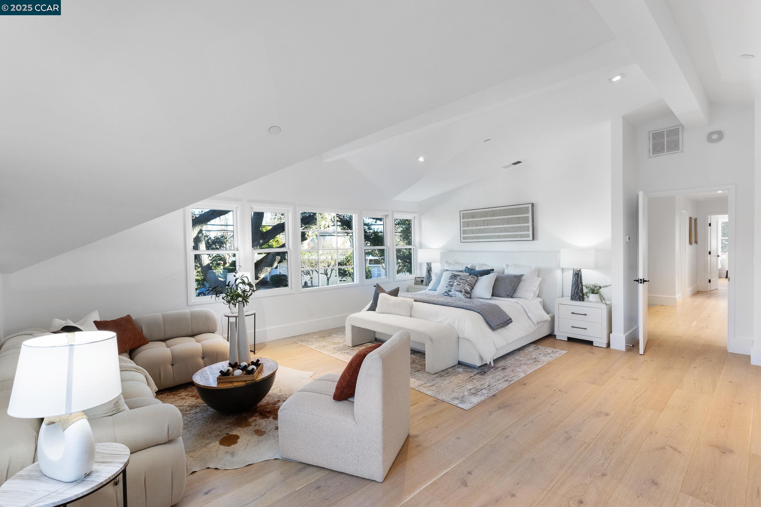 Detail Gallery Image 21 of 40 For 524 Oak Grove Ave., Burlingame,  CA 94010 - 4 Beds | 3/1 Baths