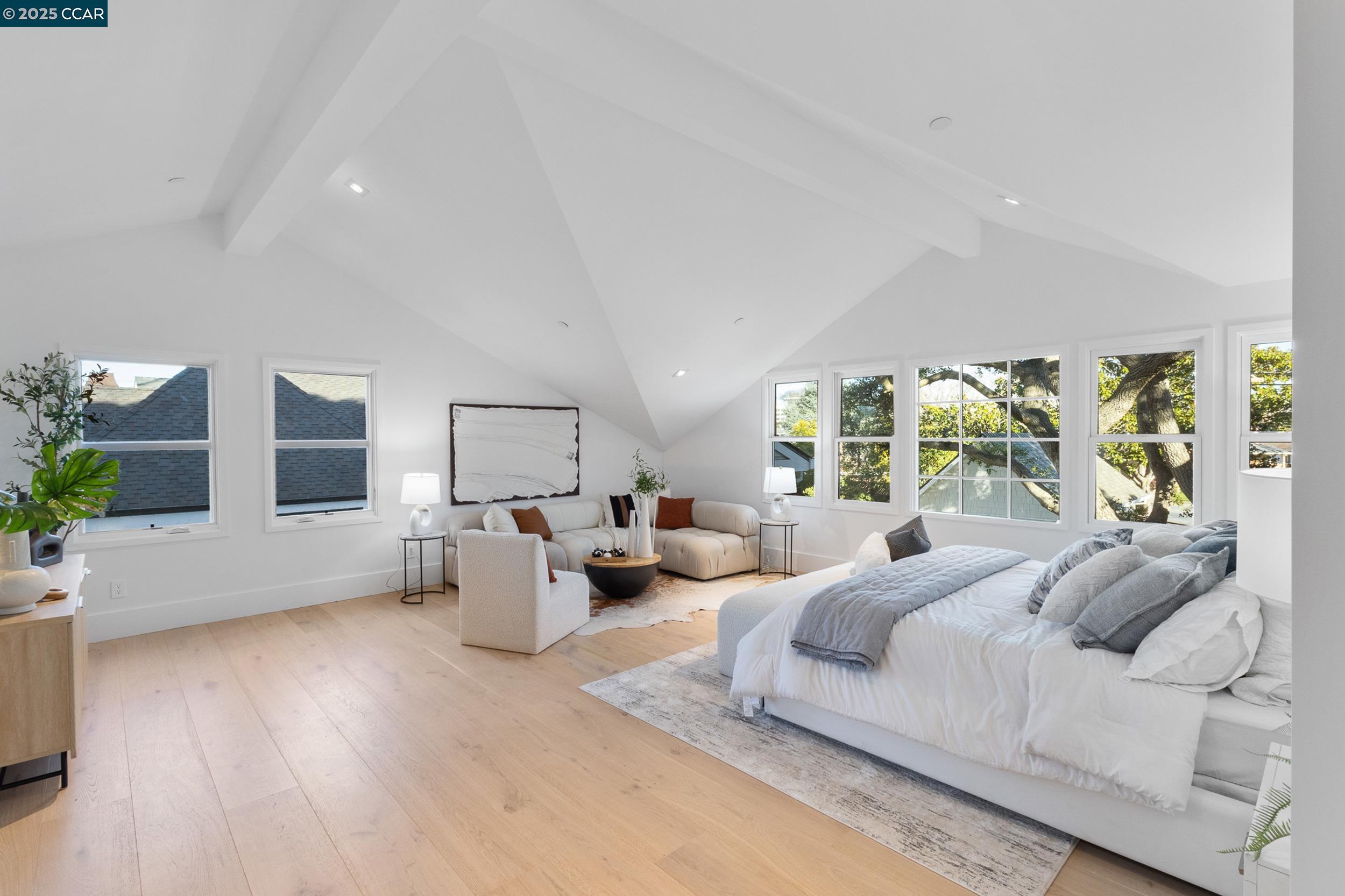 Detail Gallery Image 22 of 40 For 524 Oak Grove Ave., Burlingame,  CA 94010 - 4 Beds | 3/1 Baths