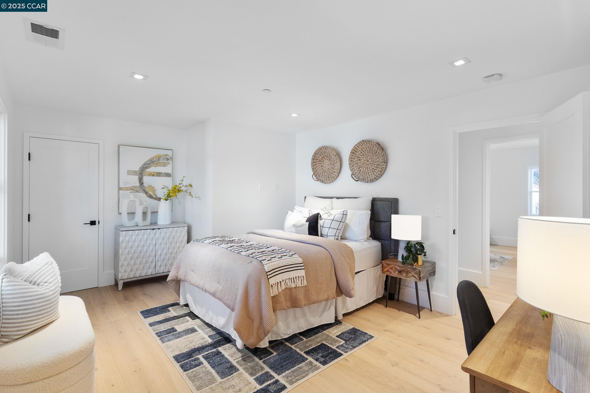 Detail Gallery Image 24 of 40 For 524 Oak Grove Ave., Burlingame,  CA 94010 - 4 Beds | 3/1 Baths