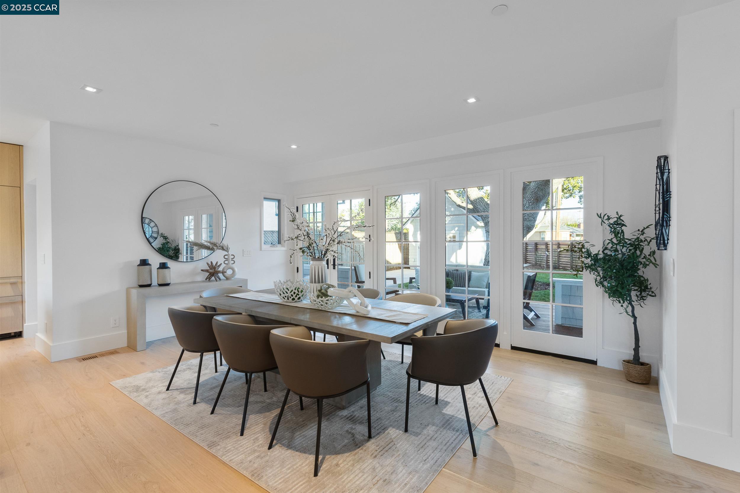 Detail Gallery Image 25 of 40 For 524 Oak Grove Ave., Burlingame,  CA 94010 - 4 Beds | 3/1 Baths