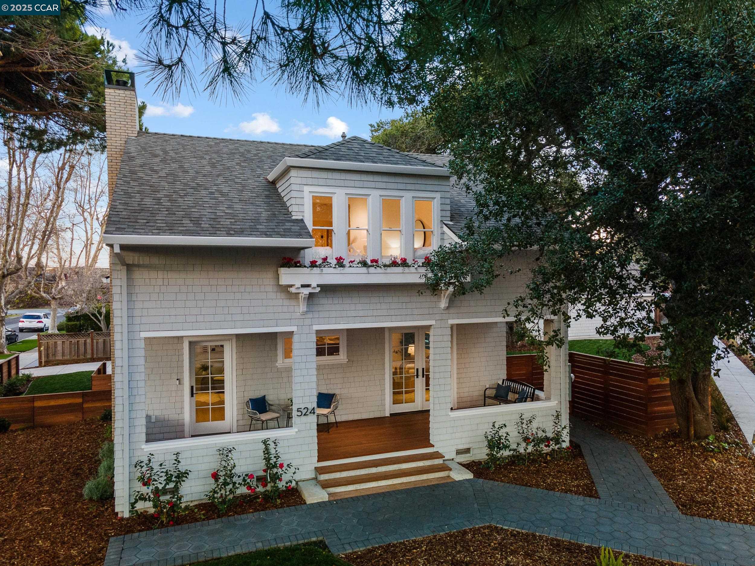 Detail Gallery Image 4 of 40 For 524 Oak Grove Ave., Burlingame,  CA 94010 - 4 Beds | 3/1 Baths