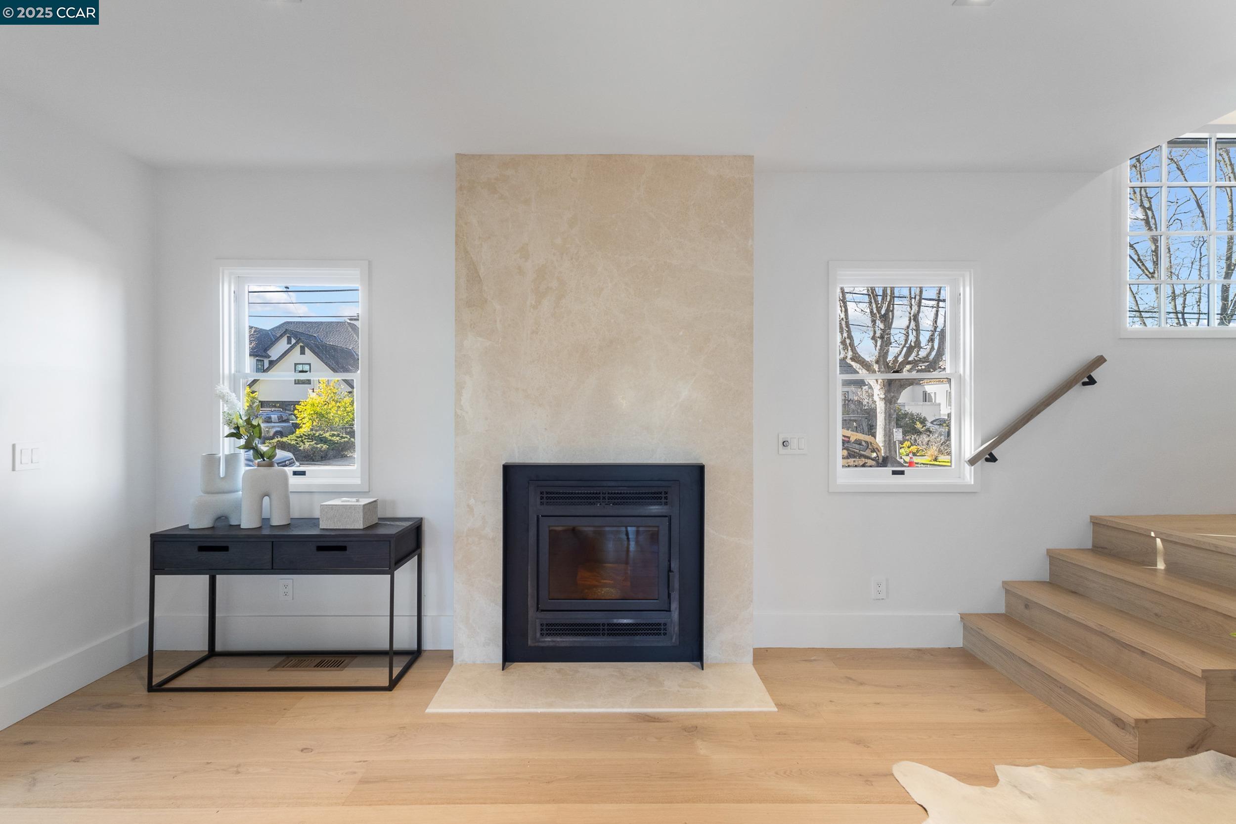 Detail Gallery Image 6 of 40 For 524 Oak Grove Ave., Burlingame,  CA 94010 - 4 Beds | 3/1 Baths