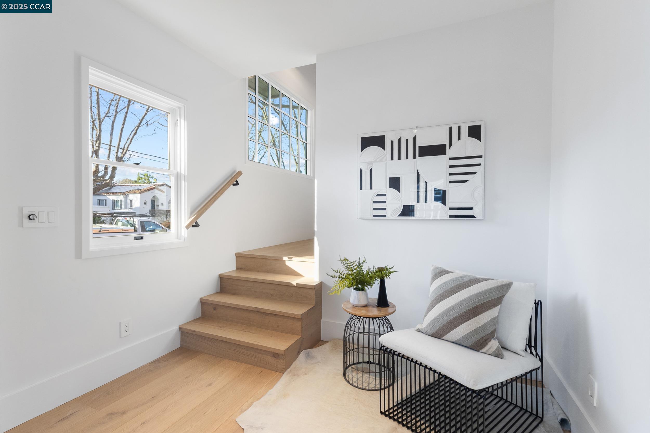 Detail Gallery Image 7 of 40 For 524 Oak Grove Ave., Burlingame,  CA 94010 - 4 Beds | 3/1 Baths