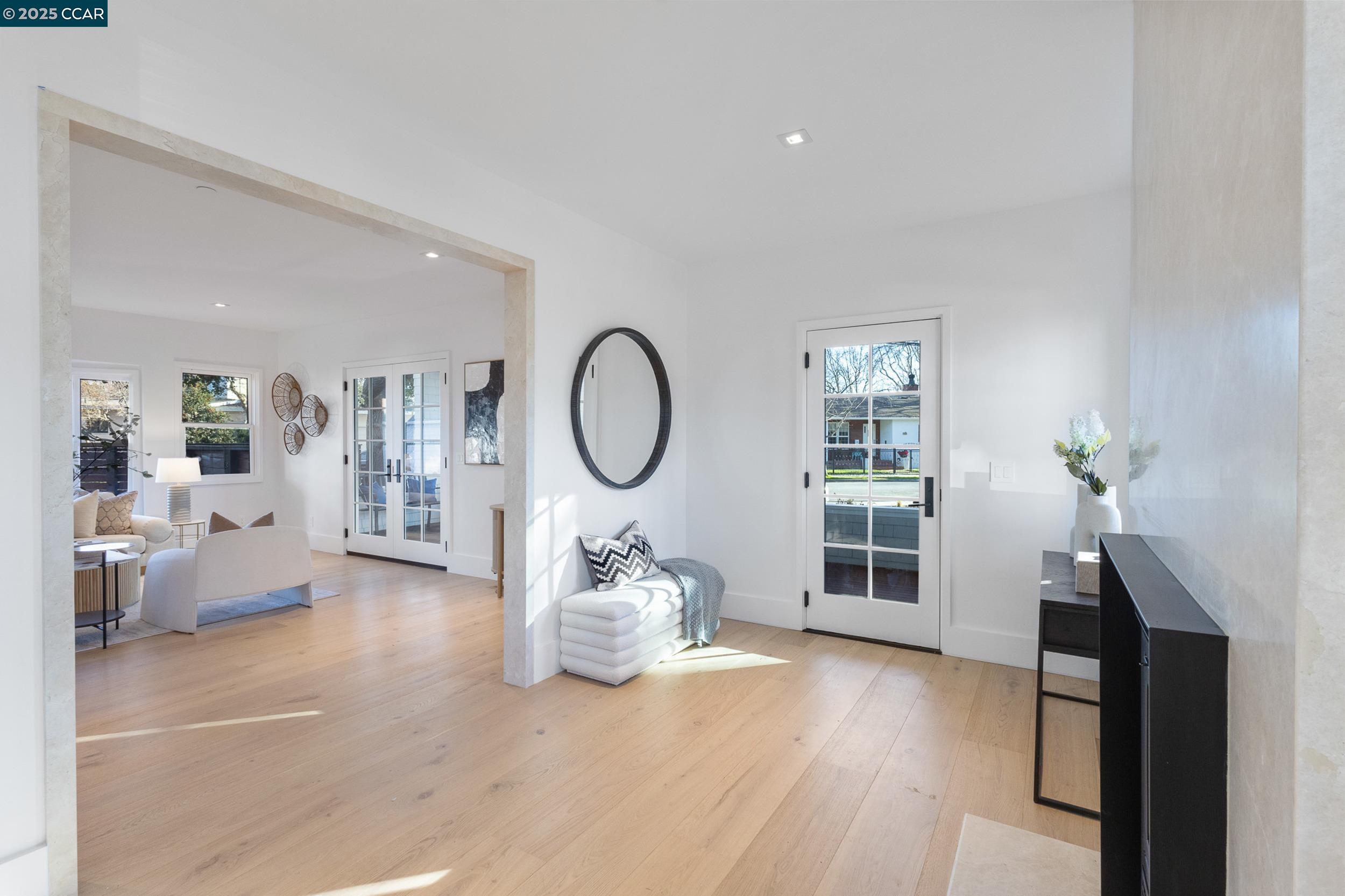 Detail Gallery Image 8 of 40 For 524 Oak Grove Ave., Burlingame,  CA 94010 - 4 Beds | 3/1 Baths