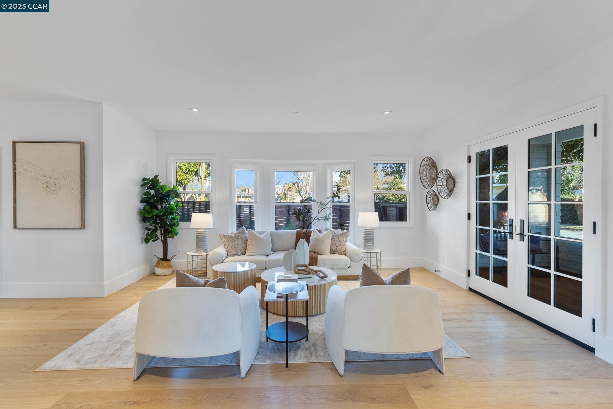 Detail Gallery Image 9 of 40 For 524 Oak Grove Ave., Burlingame,  CA 94010 - 4 Beds | 3/1 Baths