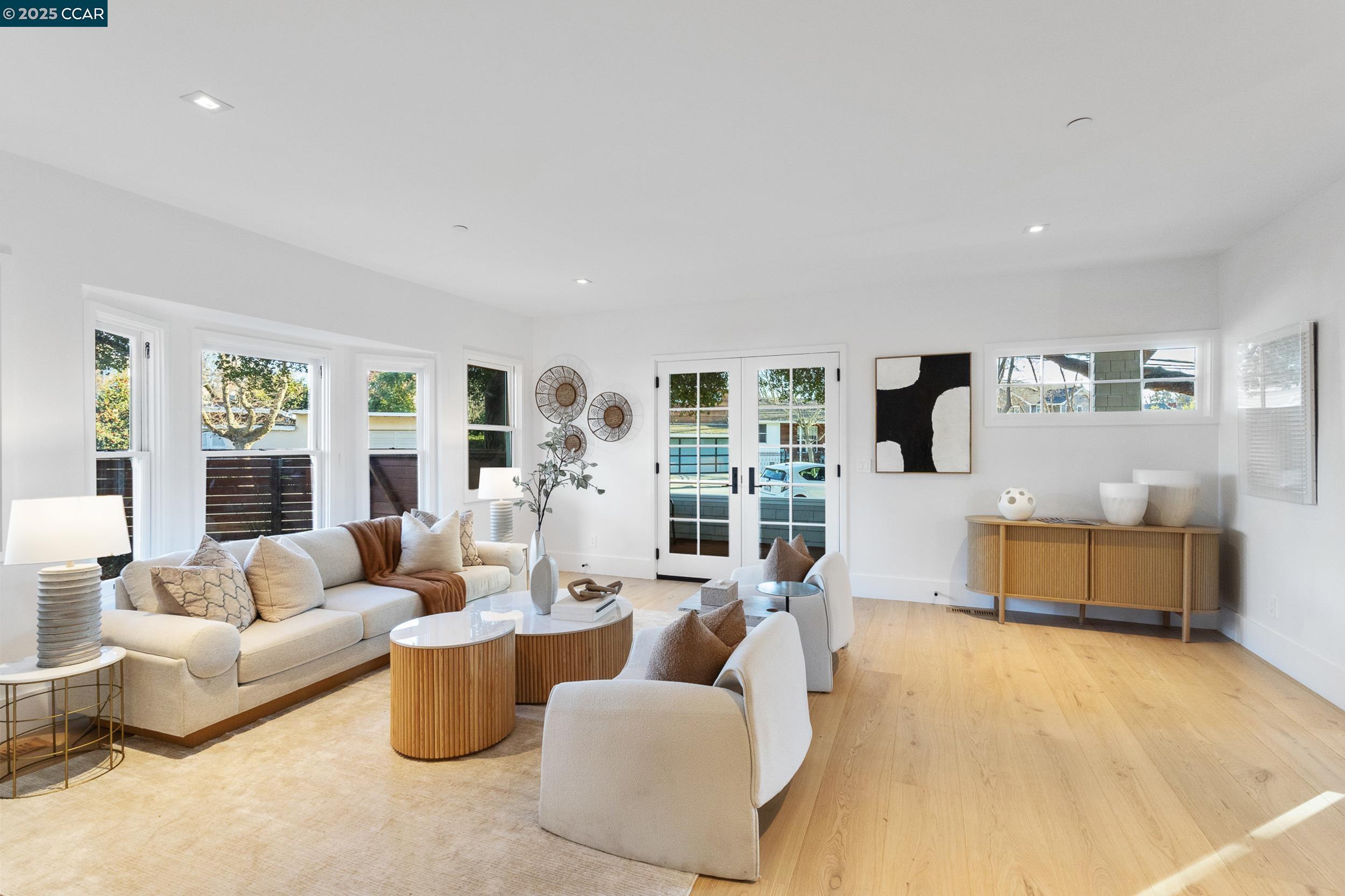 Detail Gallery Image 10 of 40 For 524 Oak Grove Ave., Burlingame,  CA 94010 - 4 Beds | 3/1 Baths