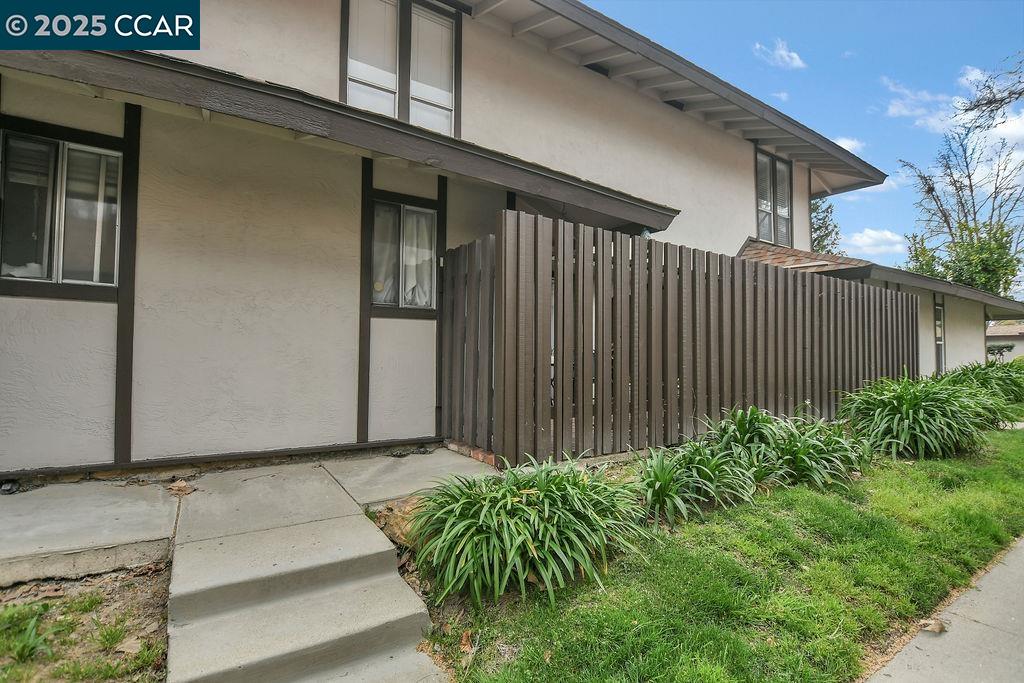 Browse active condo listings in ROUNDTREE