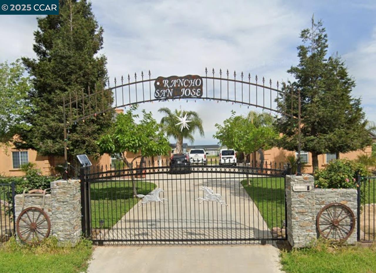 Detail Gallery Image 1 of 1 For 21305 Glen Oaks Rd, Madera,  CA 93638 - 4 Beds | 3 Baths