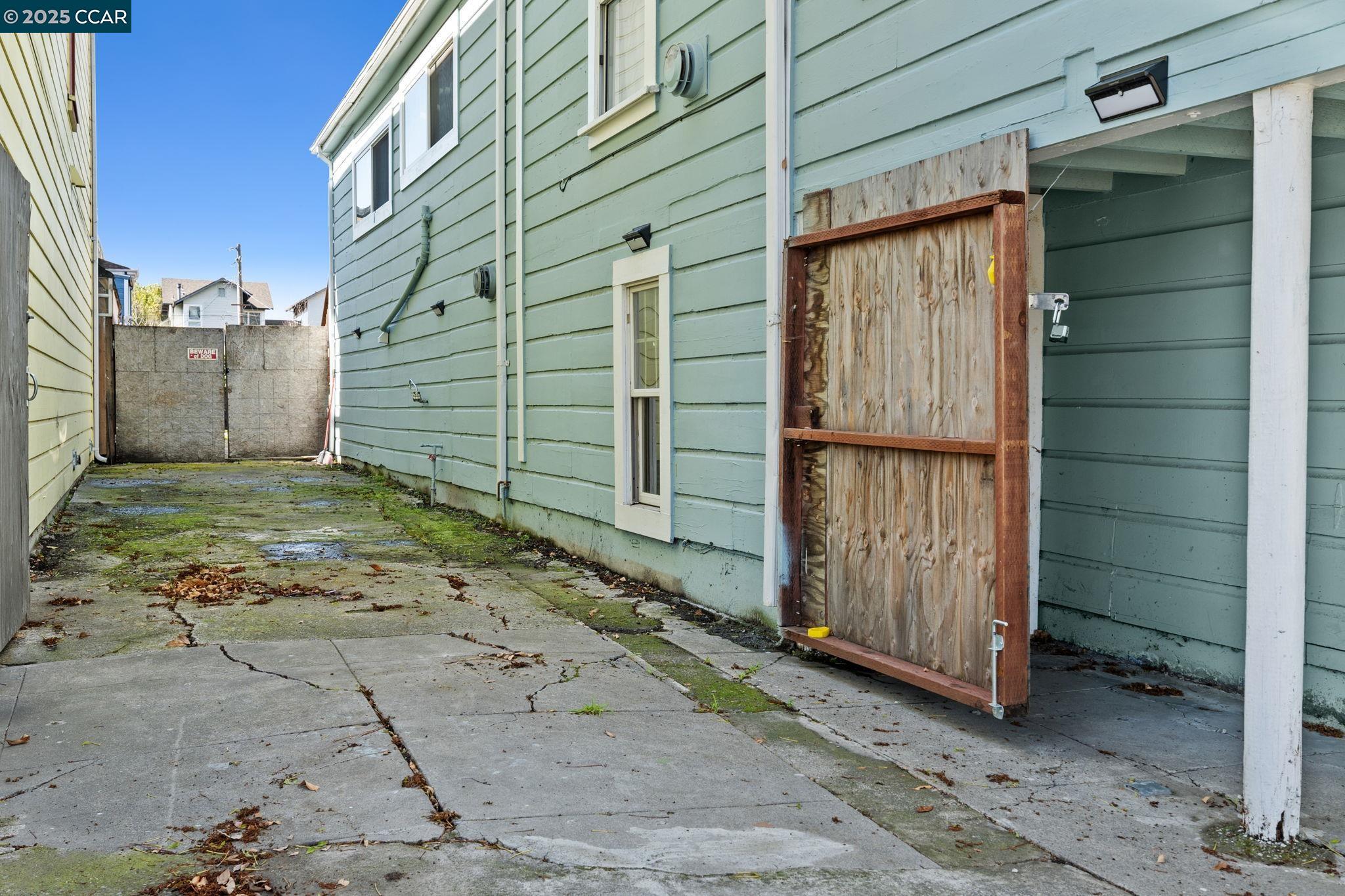 Detail Gallery Image 43 of 44 For 2517 Filbert St, Oakland,  CA 94607 - 4 Beds | 2 Baths