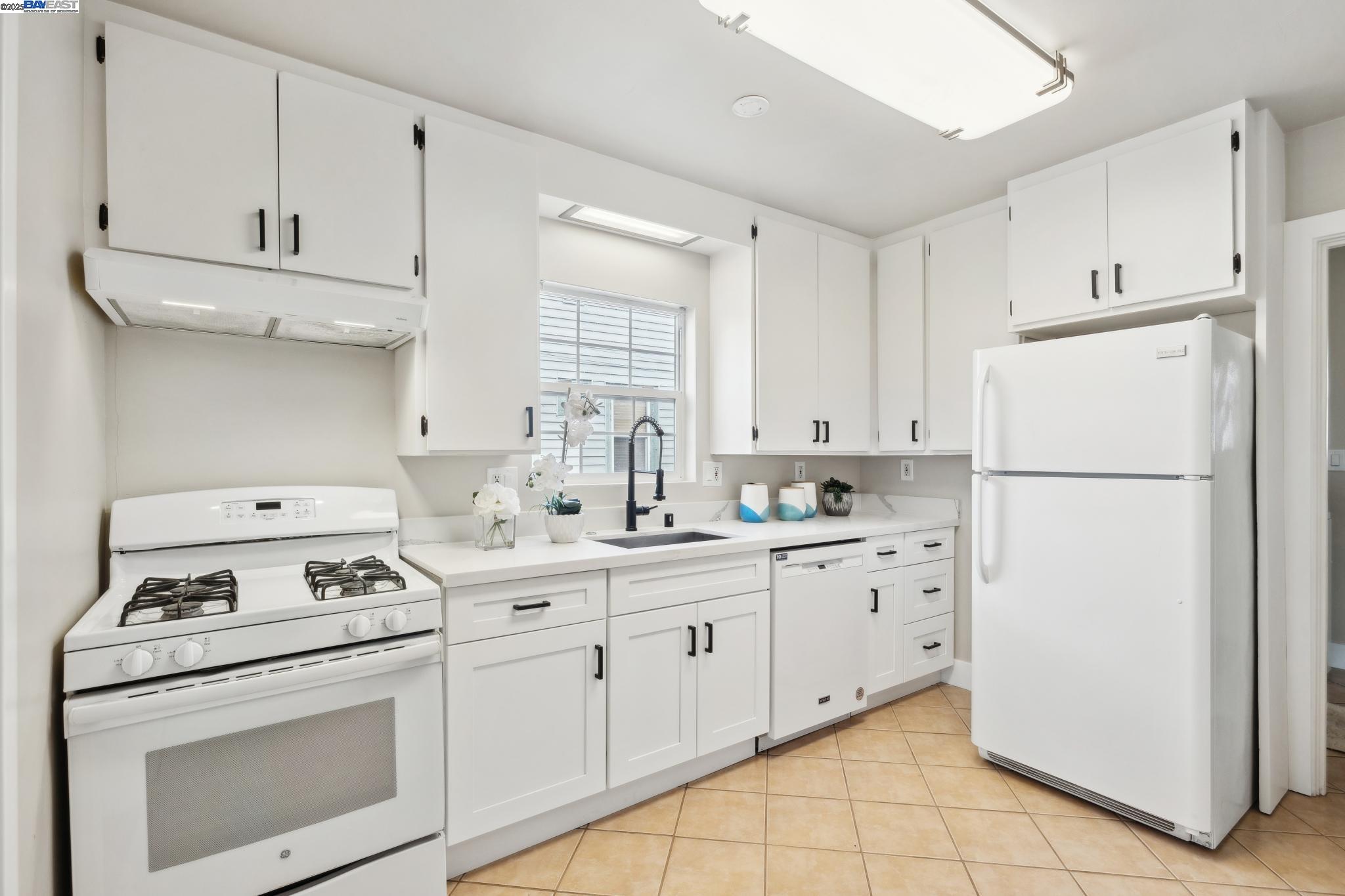 Detail Gallery Image 16 of 53 For 215 Central Ave, Alameda,  CA 94501 - 2 Beds | 1 Baths