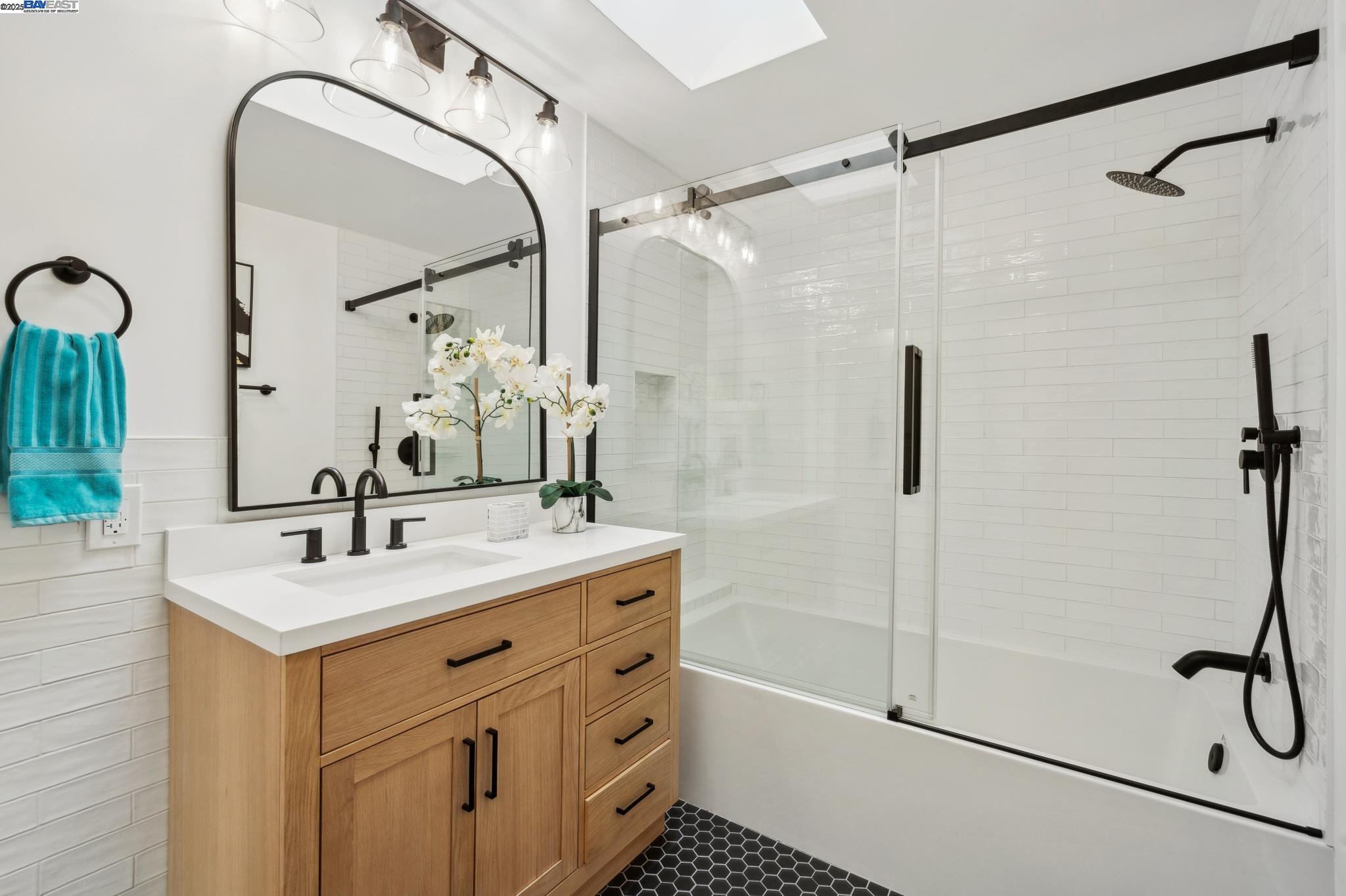 Detail Gallery Image 33 of 53 For 215 Central Ave, Alameda,  CA 94501 - 2 Beds | 1 Baths
