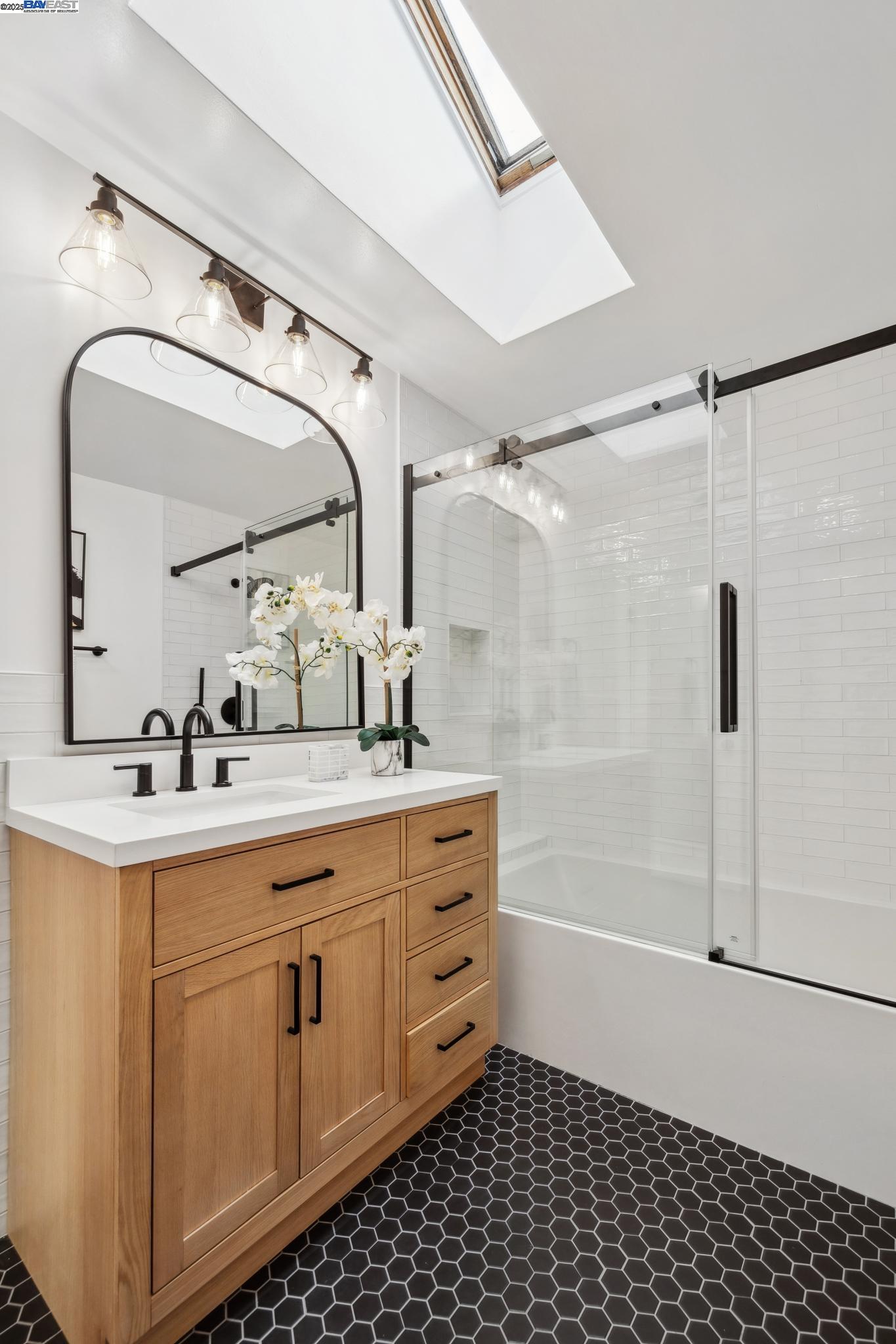 Detail Gallery Image 34 of 53 For 215 Central Ave, Alameda,  CA 94501 - 2 Beds | 1 Baths