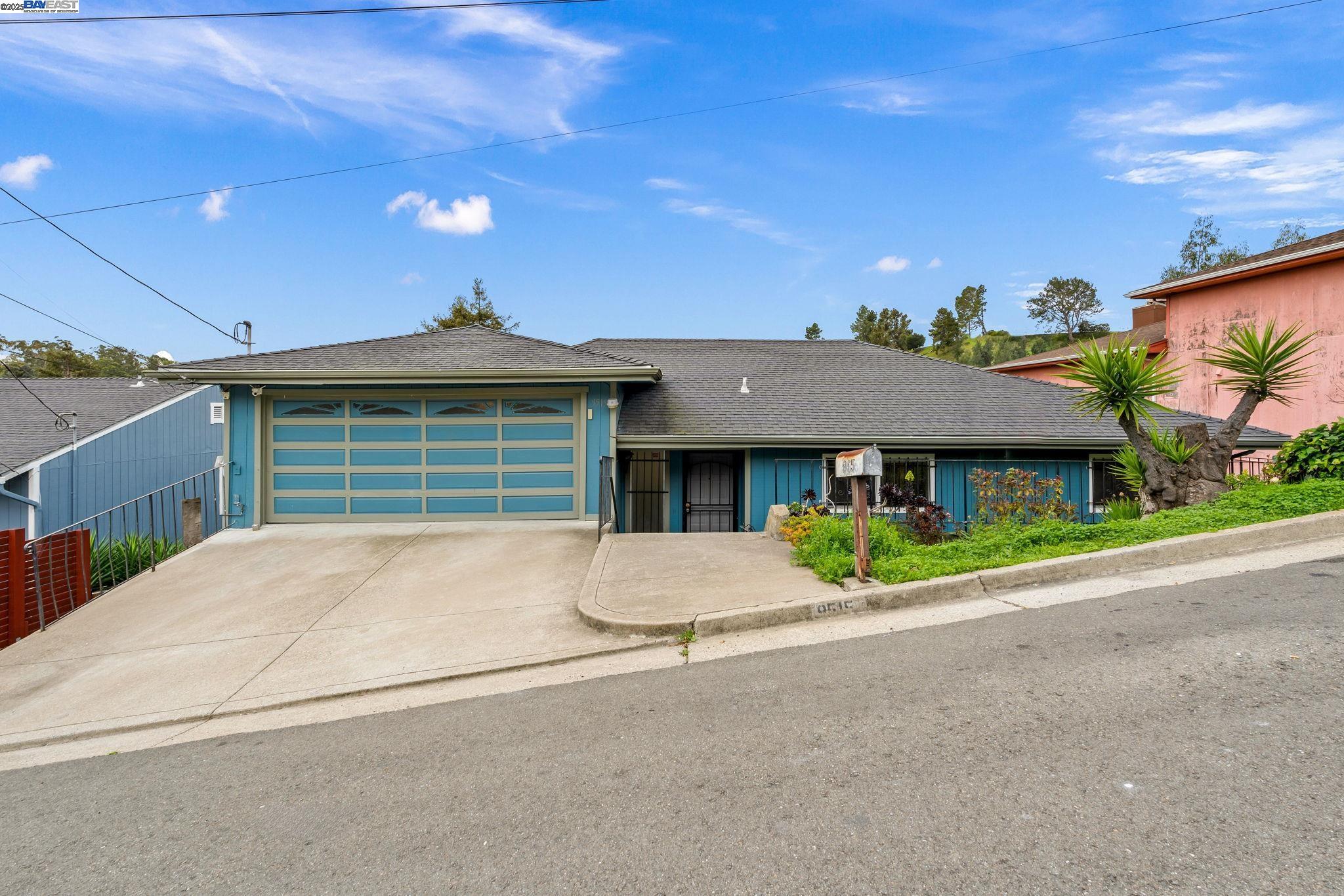 Detail Gallery Image 1 of 1 For 9515 Castlewood St, Oakland,  CA 94605 - 4 Beds | 2 Baths