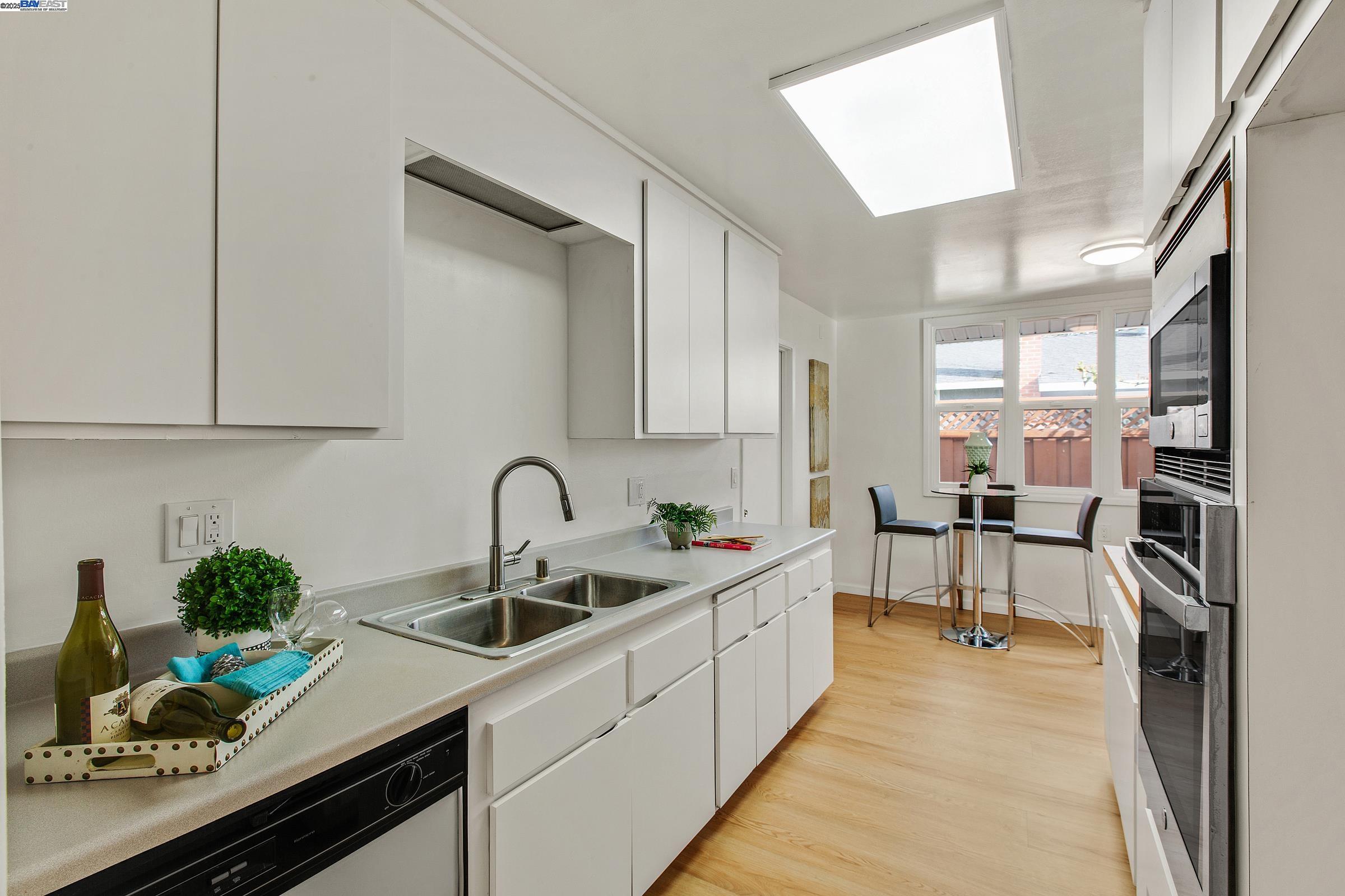 Detail Gallery Image 12 of 53 For 30847 Prestwick Ave, Hayward,  CA 94544 - 6 Beds | 2 Baths