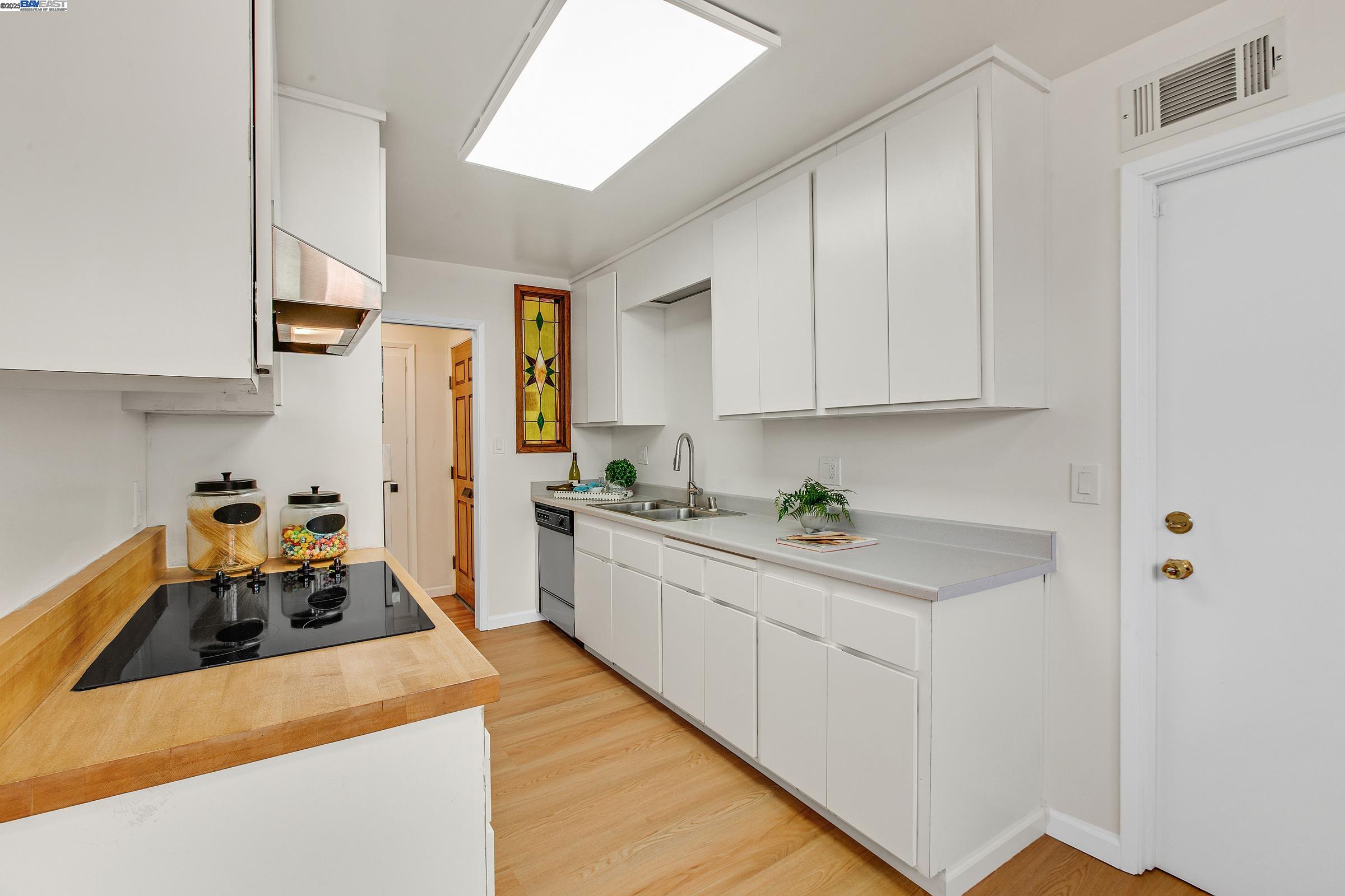 Detail Gallery Image 13 of 53 For 30847 Prestwick Ave, Hayward,  CA 94544 - 6 Beds | 2 Baths