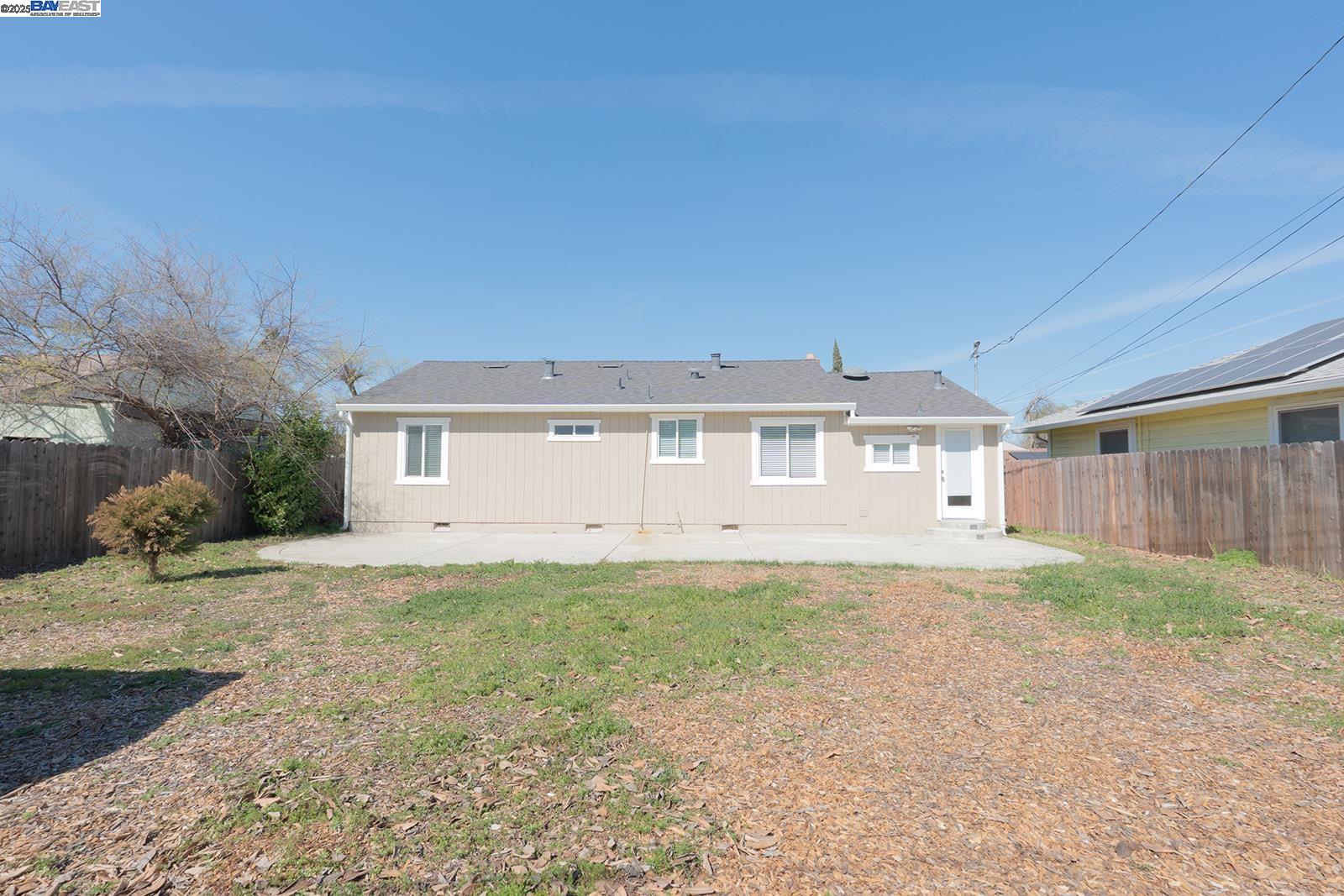 Detail Gallery Image 2 of 32 For 2410 Lucerne, Stockton,  CA 95203 - 3 Beds | 1 Baths