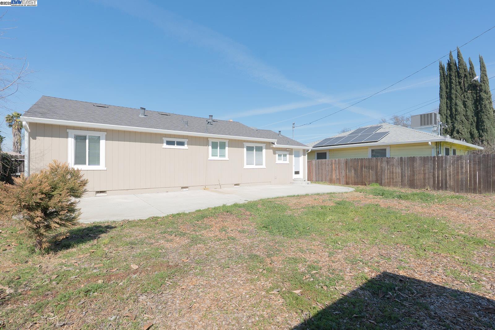 Detail Gallery Image 3 of 32 For 2410 Lucerne, Stockton,  CA 95203 - 3 Beds | 1 Baths