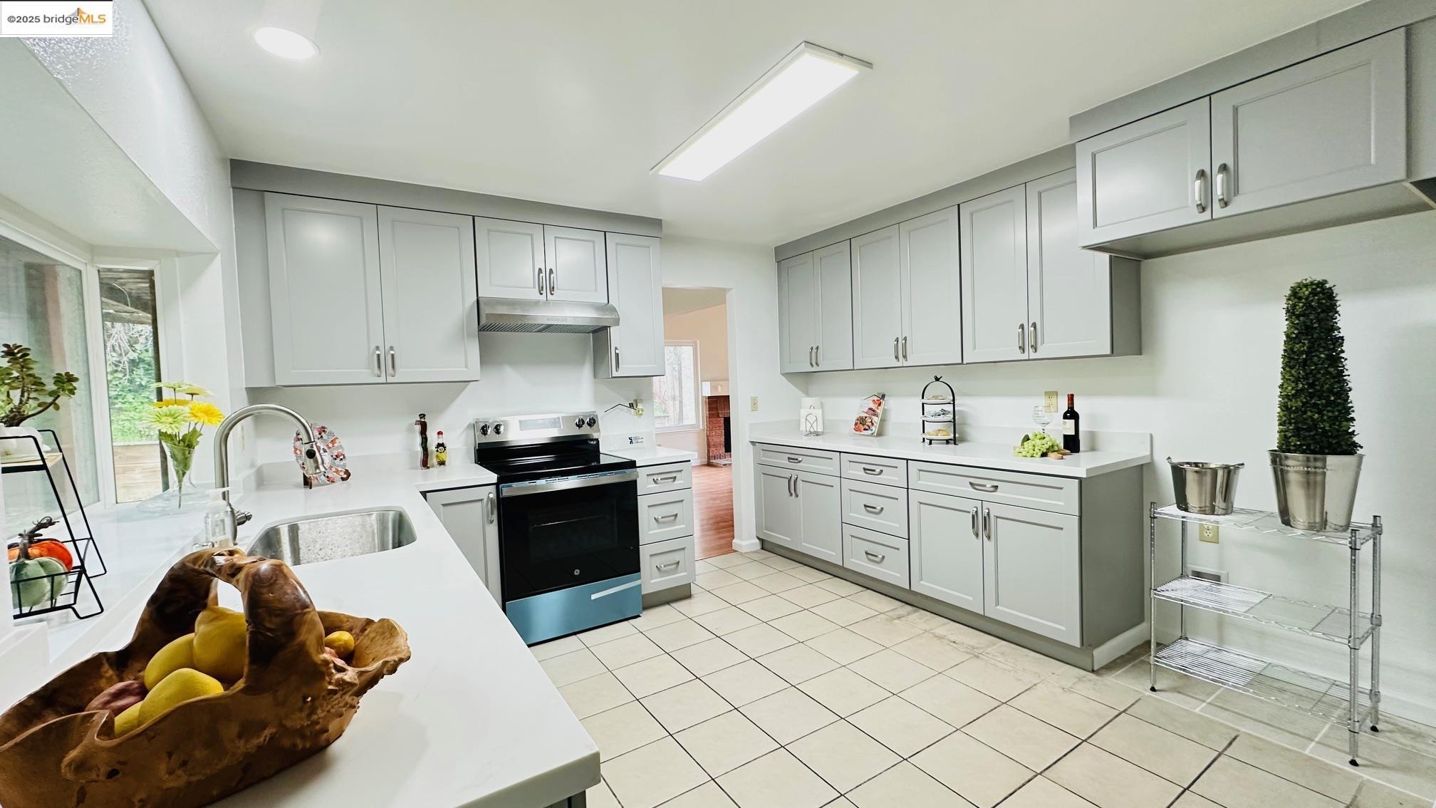 Detail Gallery Image 11 of 43 For 3593 Morningside Dr, Richmond,  CA 94803 - 5 Beds | 3/1 Baths