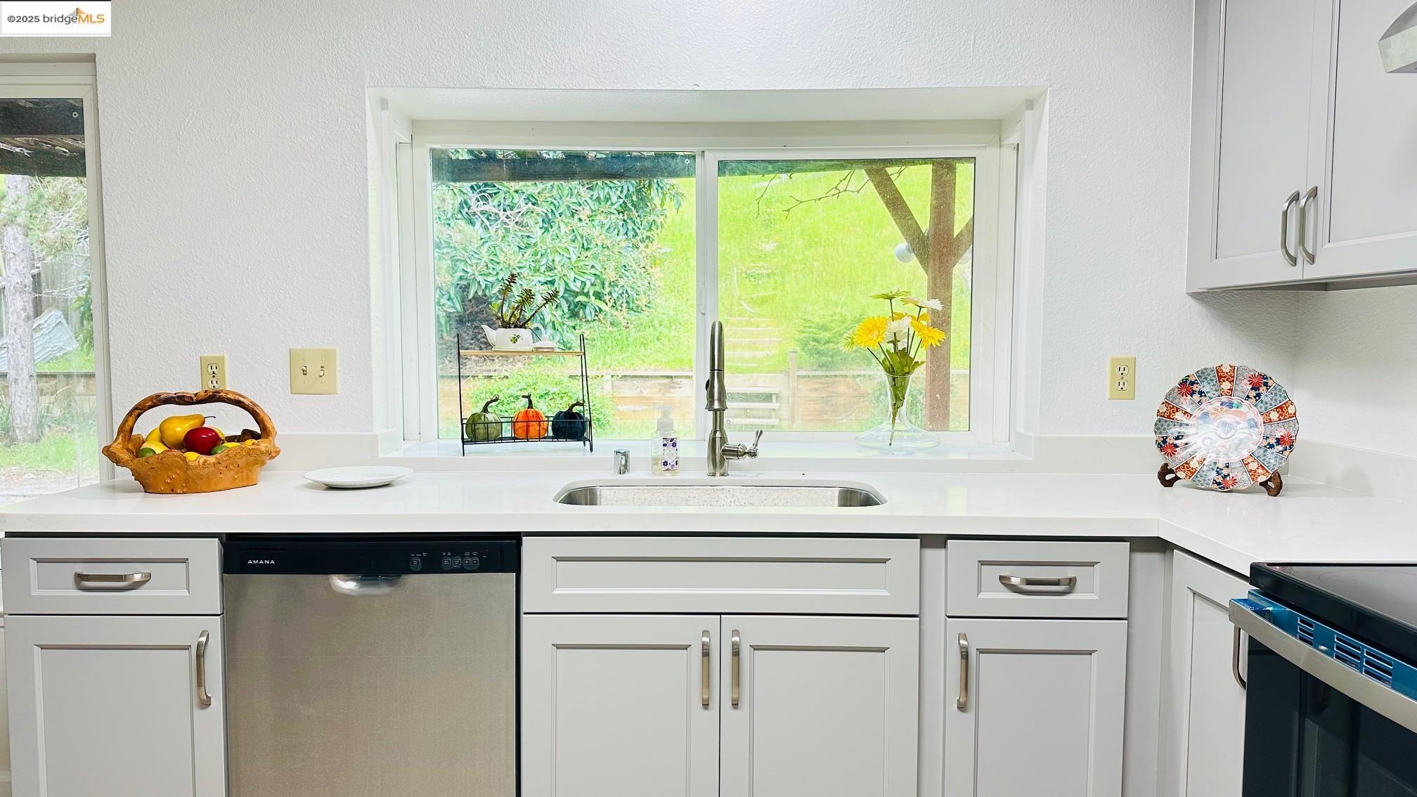 Detail Gallery Image 13 of 43 For 3593 Morningside Dr, Richmond,  CA 94803 - 5 Beds | 3/1 Baths